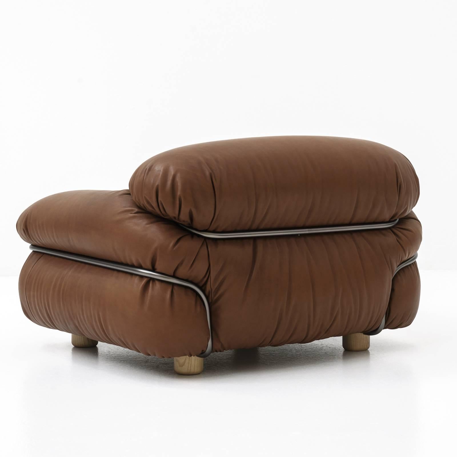 Designed in the 1970s by Milanese architect Gianfranco Frattini, this armchair is an exquisite example of elegance and comfort. Either used at home, to add sophistication to a modern living room, or as standout piece in an office, this object of