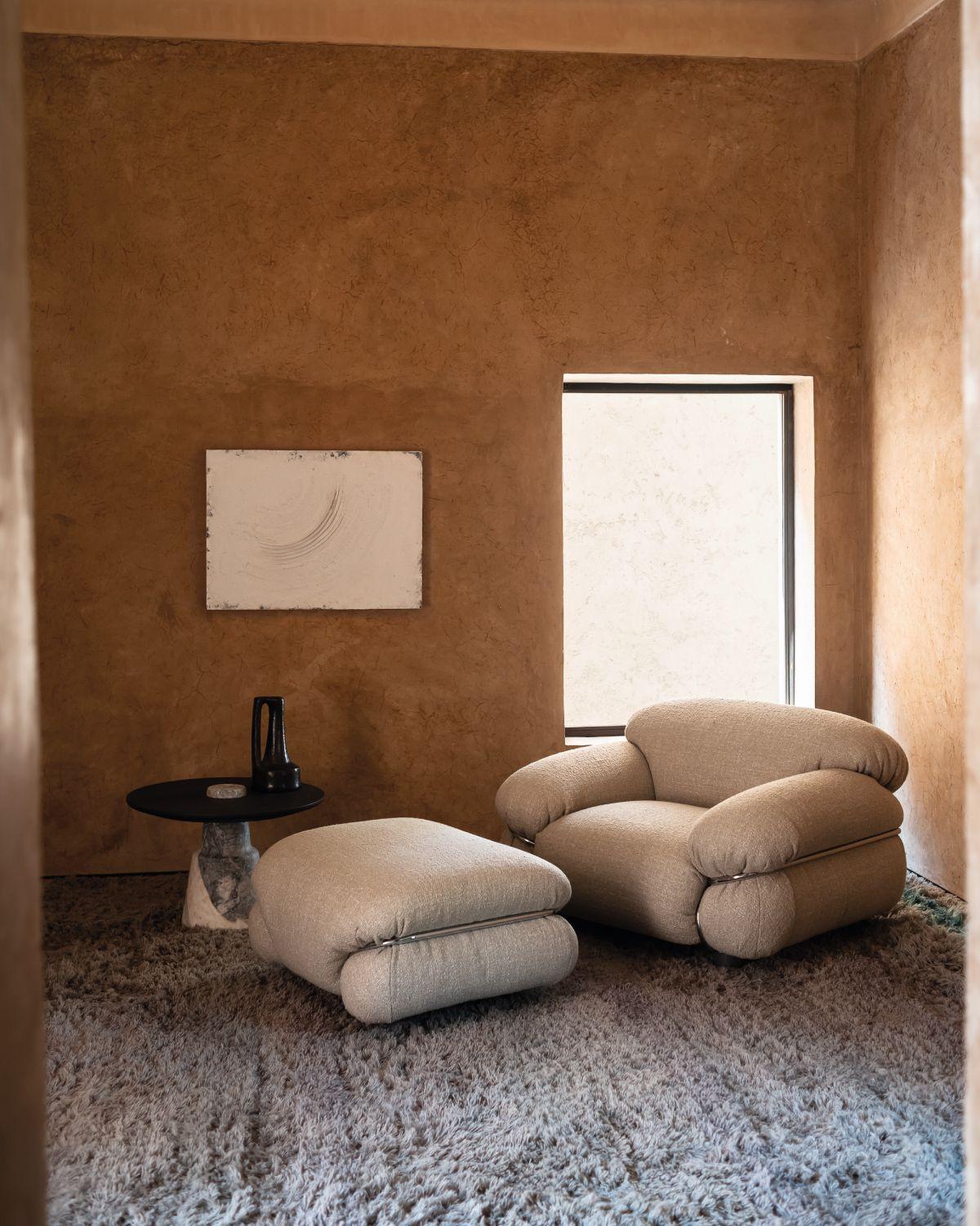 Sesann Armchair: Icon of Italian Comfort
Sesann is more than an armchair: it is a manifesto of softness and authentic comfort, designed by the master Gianfranco Frattini in the 1970s. With its enveloping and sensual forms, Sesann invites you to