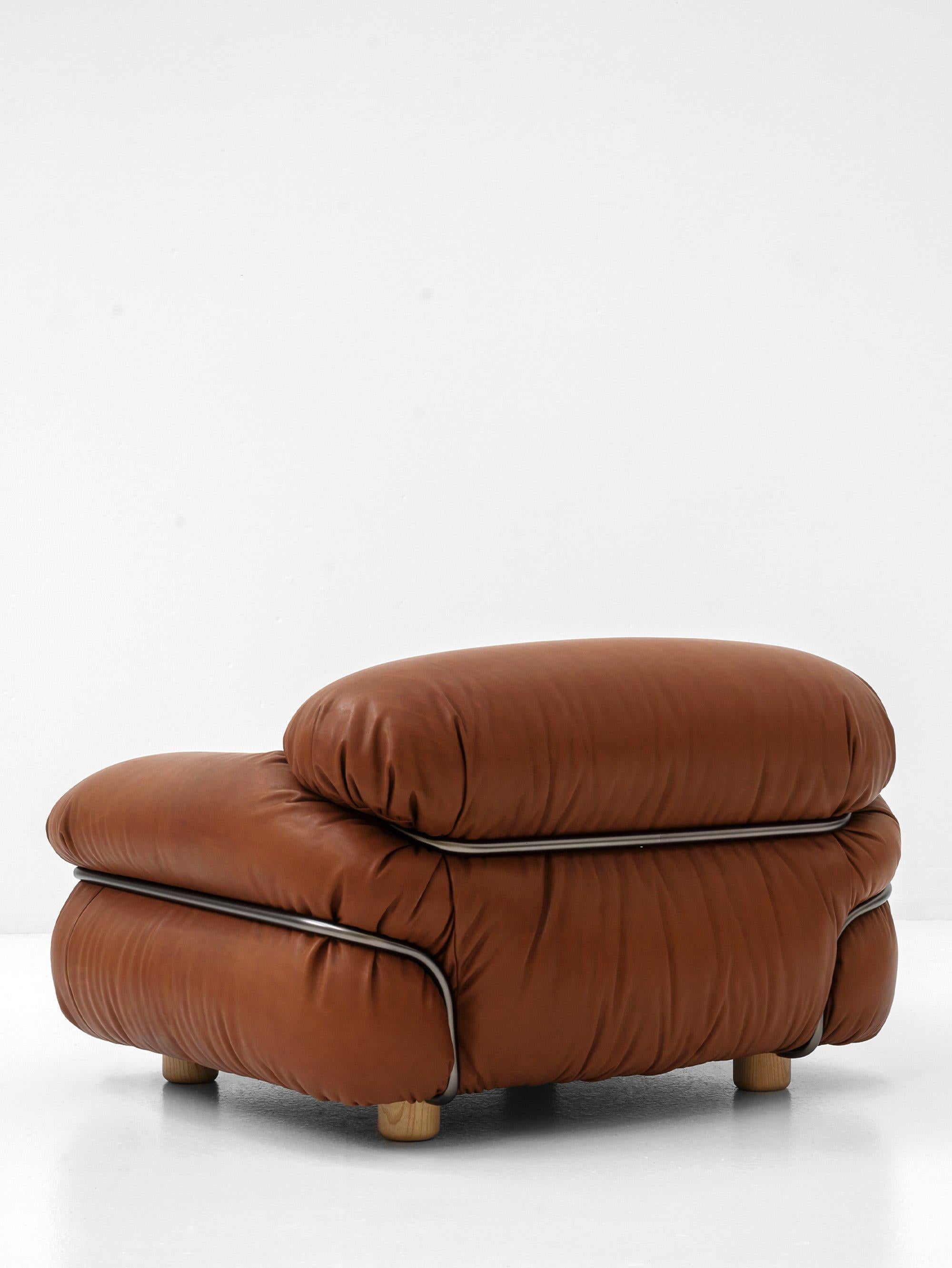Sesann Armchair: Icon of Italian Comfort
Sesann is more than an armchair: it is a manifesto of softness and authentic comfort, designed by the master Gianfranco Frattini in the 1970s. With its enveloping and sensual forms, Sesann invites you to