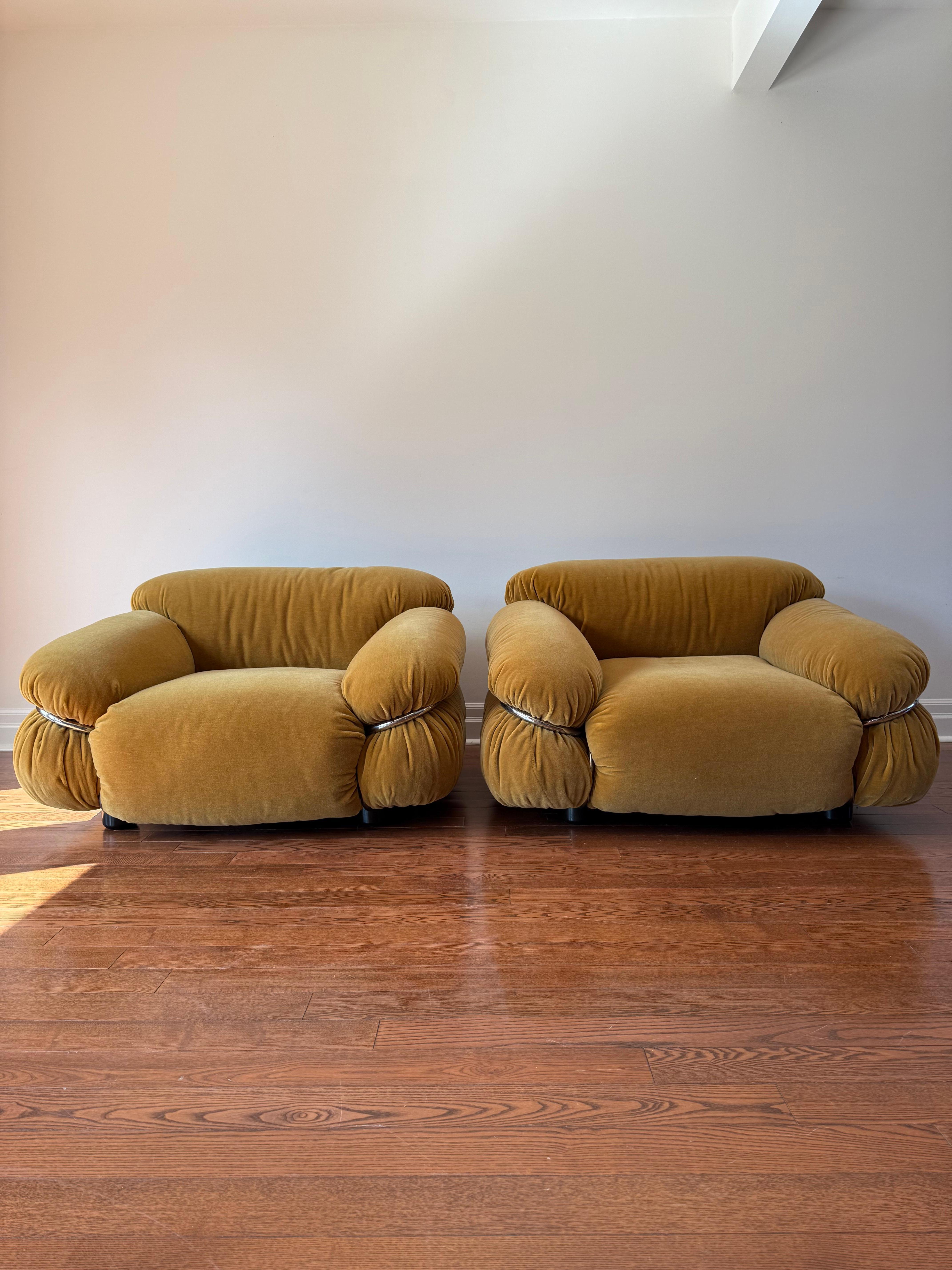 Design curato da Gianfranco Frattini per Cassina. Made in Italy, anni '70. Rivestito in un tessuto di mohair color marrone, prodotto da Pierre Fabrice. Cromatura tubolare in buone condizioni, con ossidazione dovuta all'età in alcuni punti; in gran