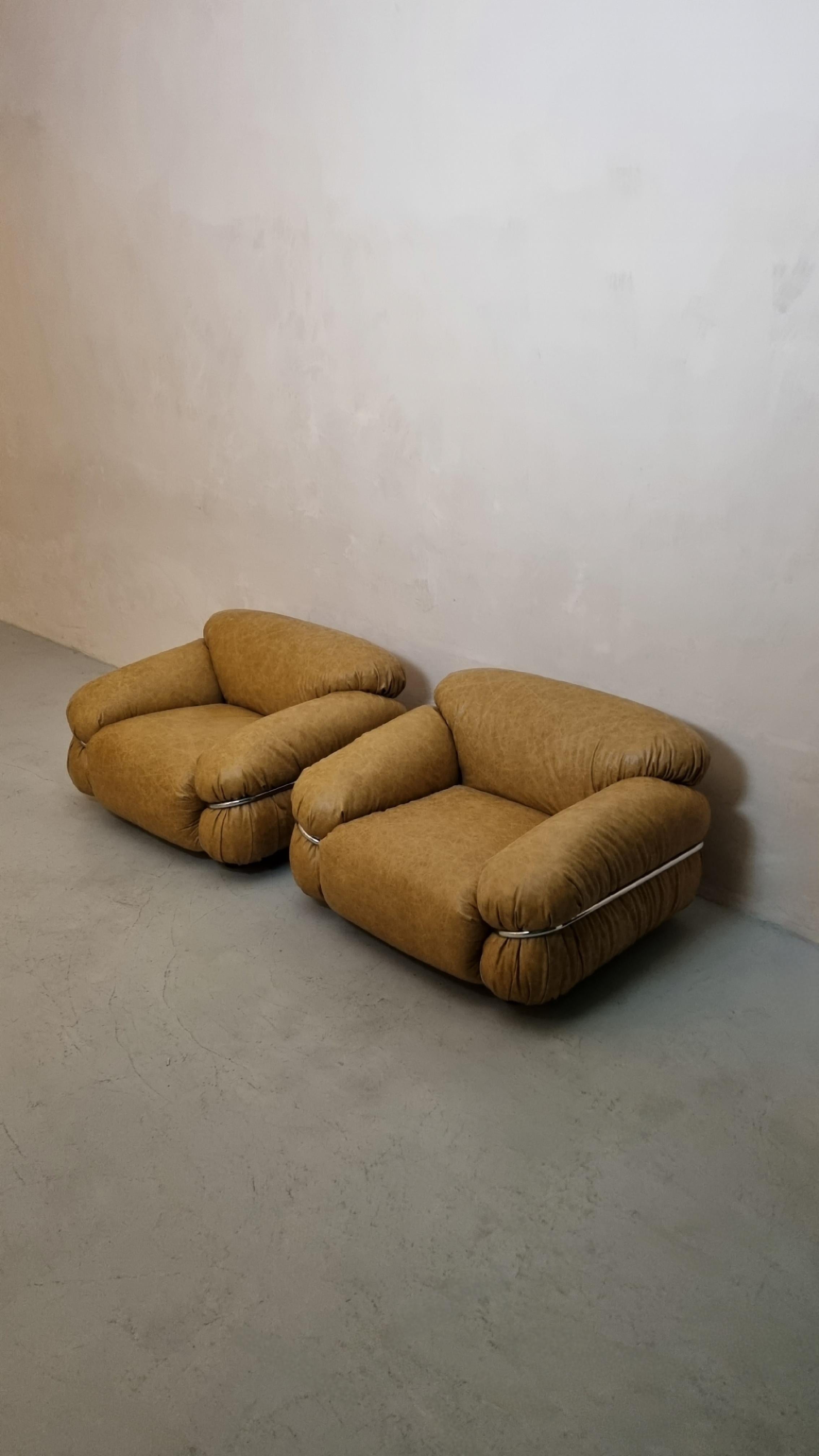 Sesann  fauteuils  conçu par Gianfranco Frattini pour Cassina dans les années 1970,  
Polyuréthane, cuir, structure tubulaire en acier chromé, base en bois.
Excellent état.
Rembourrage dans un nouveau cuir vintage.

Design/One est l'un des fauteuils