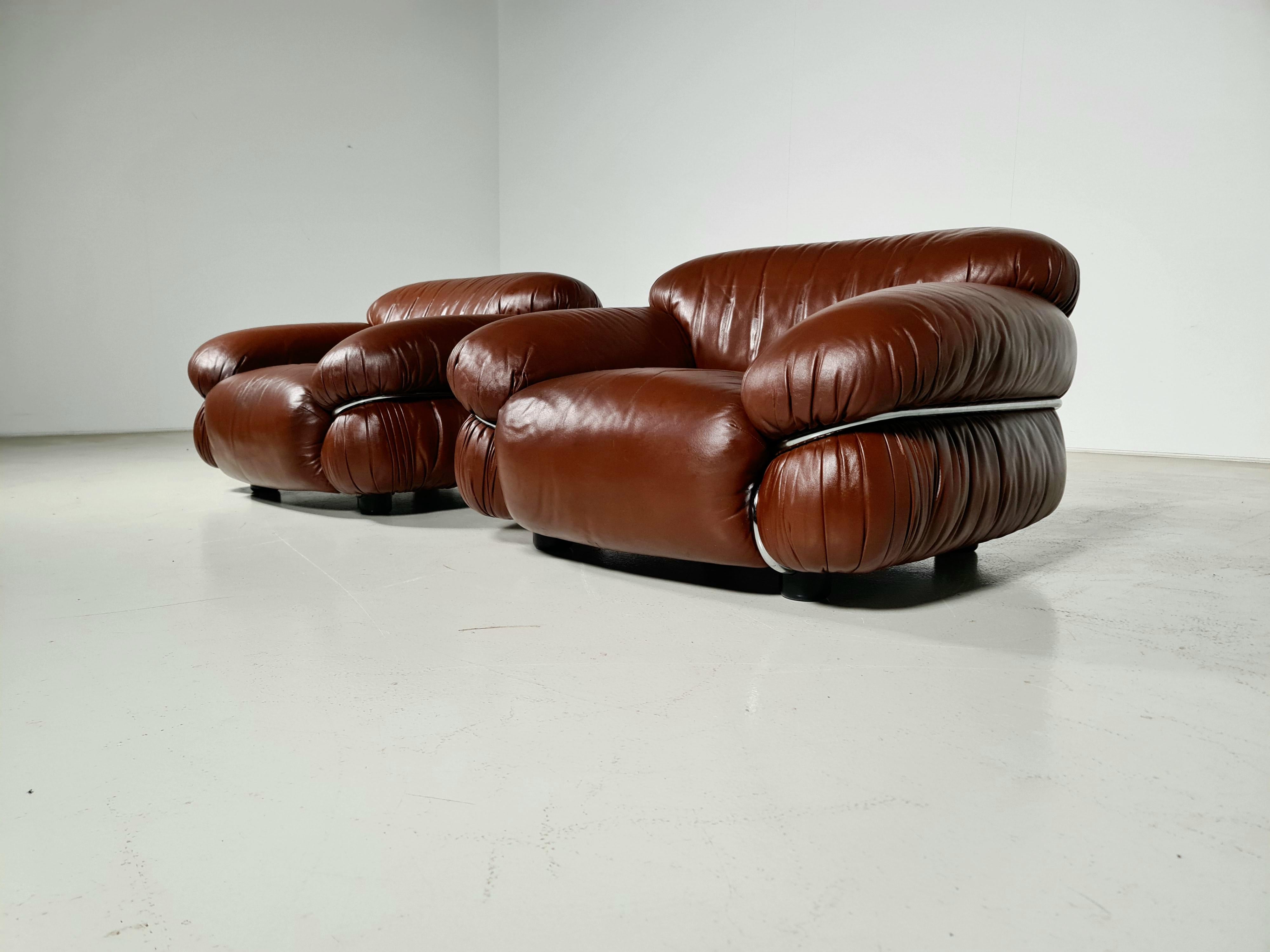 Set of 2 Sesann chairs designed by Gianfranco Frattini for Cassina, Italy 1970. The chairs are upholstered in the original brown leather and have a chrome tubular metal frame. Very comfortable seating and is in very good condition. Marked Cassina.