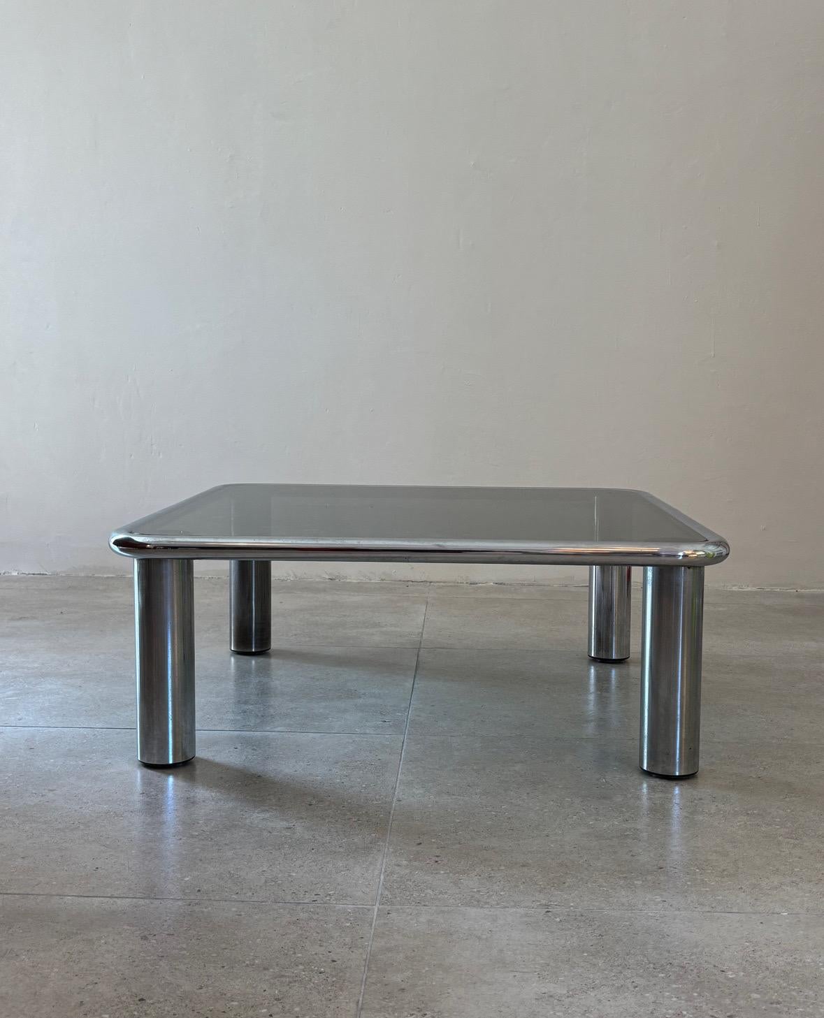 La table basse Sesann de Gianfranco Frattini pour Cassina, créée dans les années 1970 en Italie, est un exemple frappant de la capacité de Frattini à équilibrer la rigueur moderniste avec un sens de la chaleur et de l'accessibilité. Conçue dans le
