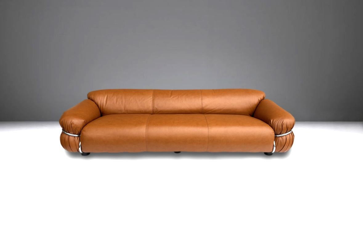 Eines der berühmtesten Projekte des großen italienischen Architekten und Designers Gianfranco Frattini für die Firma Cassina ist dieses Dreisitzer-Sofa, das hier in seiner ersten Auflage (19699) präsentiert wird und mit hochwertigem Leder neu