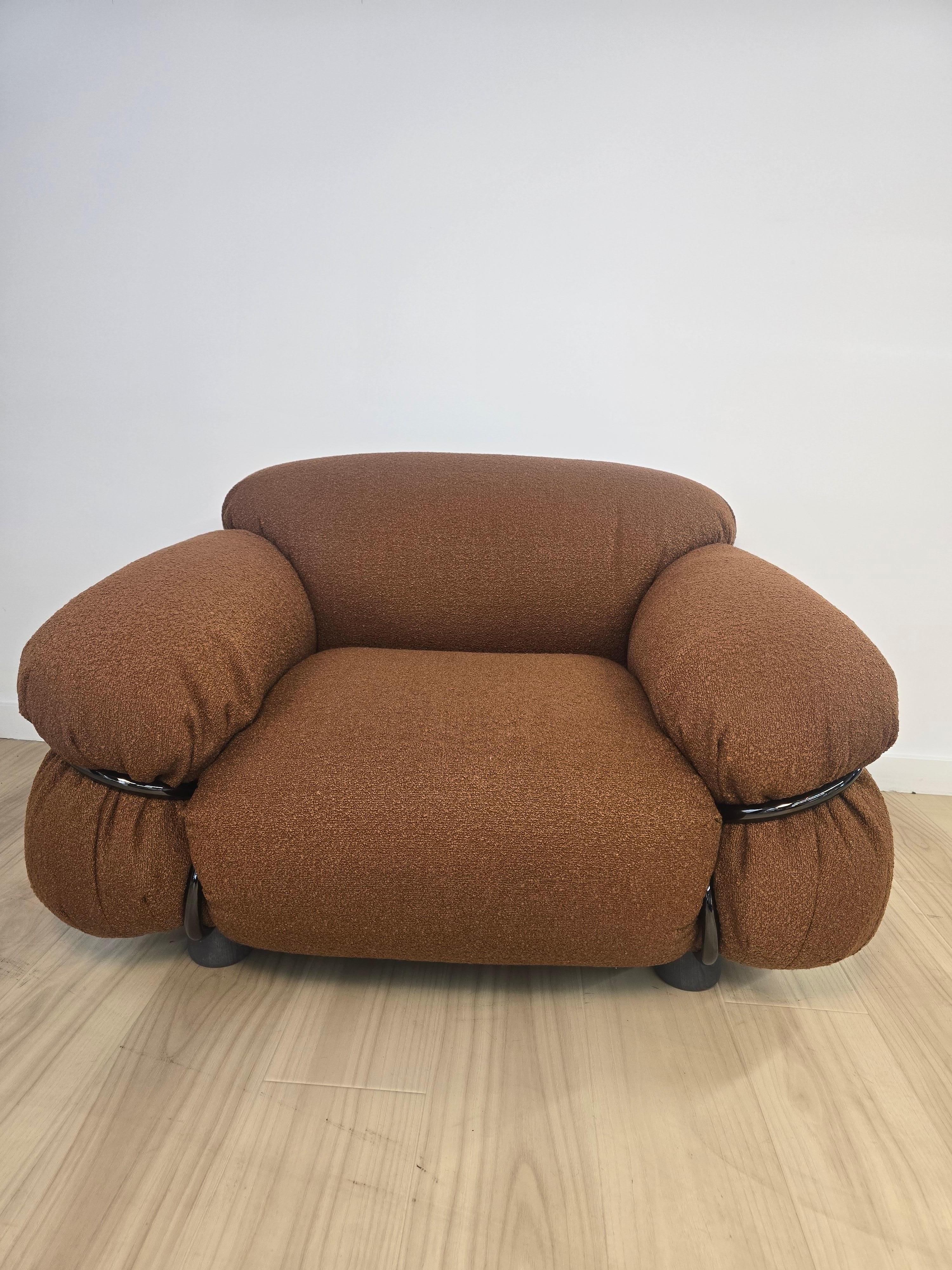 The Sesann armchair designed by Frattini is an icon of 1970s Italian design, the absolute representation of softness, inviting one to give in to the beauty of the most authentic comfort. 
We used a beautiful rust color boucle, called Dionea 06 for