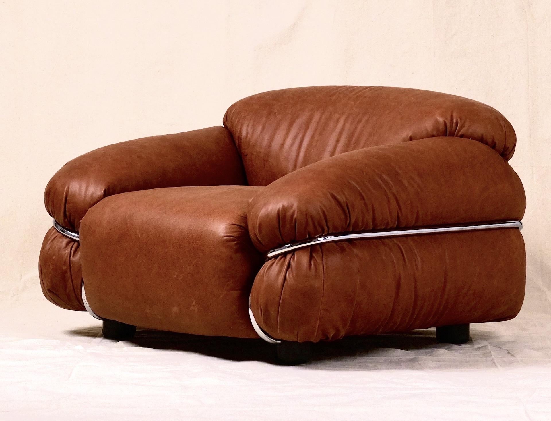 Original 'Sesann'-Loungesessel, entworfen von Gianfranco Frattini für Cassina, Italien der 1970er Jahre.

Bitte verwechseln Sie diese Originalstühle nicht mit den neueren, billigeren Neuauflagen.

Diese Sessel wurden vollständig restauriert und mit