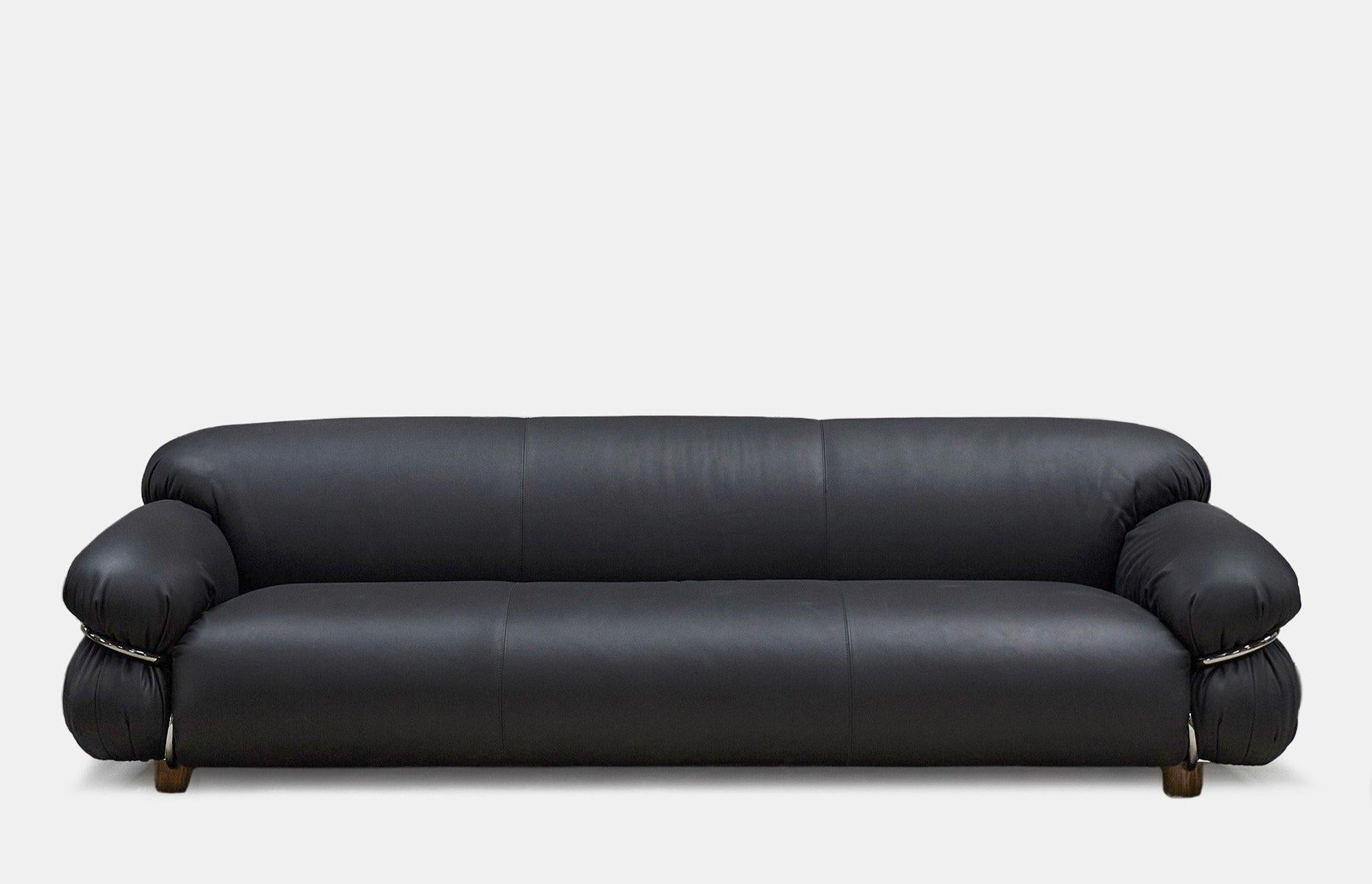 Sesann: Icon of Italian Comfort
Sesann is more than a sofa: it is a manifesto of softness and authentic comfort, designed by the master Gianfranco Frattini in the 1970s. With its enveloping and sensual forms, Sesann invites you to relax and