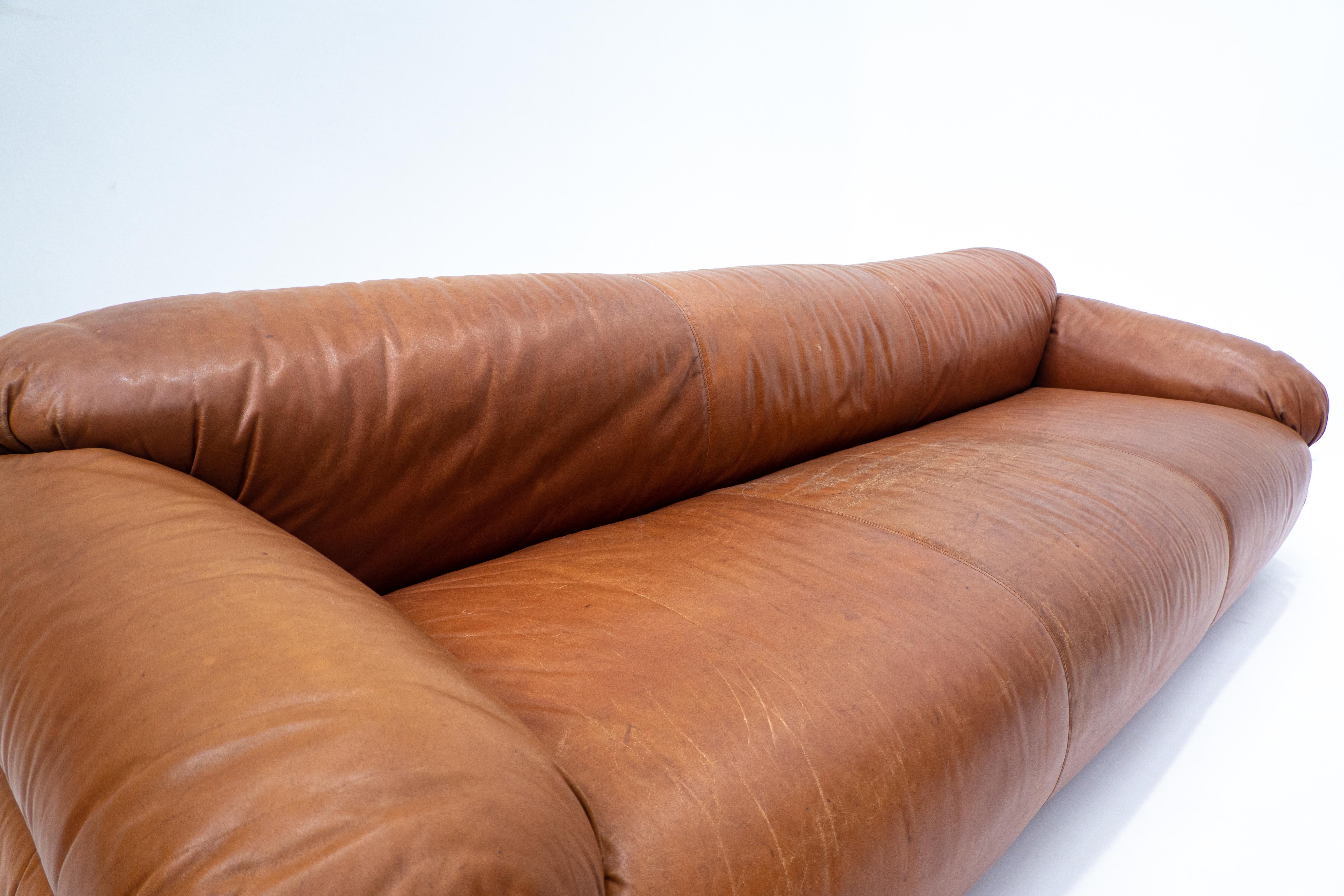 Sesann Sofa by Gianfranco Frattini for Cassina, Cognac Leather, Italy, 1970s In Good Condition In Brussels, BE
