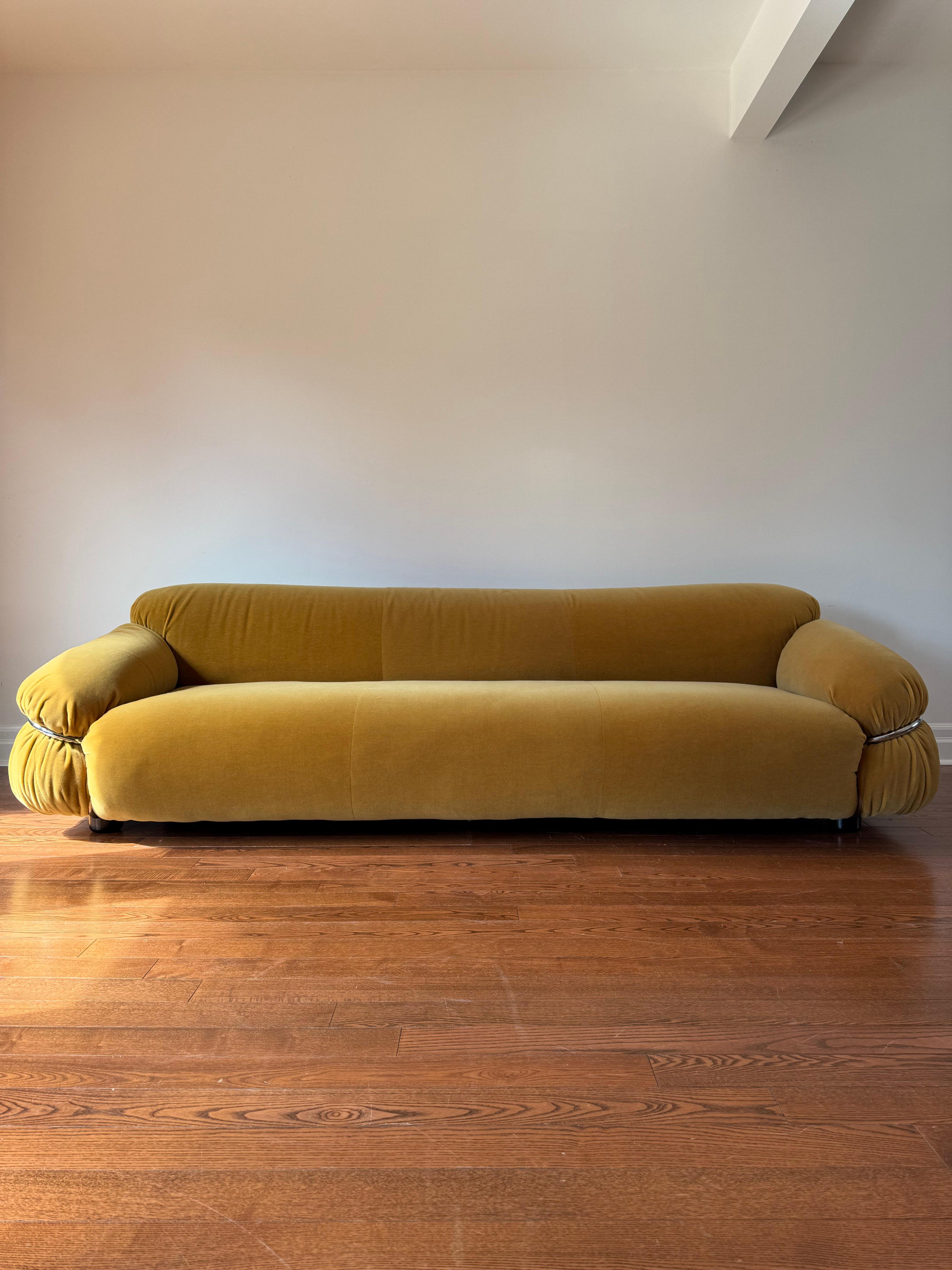 Diseño de Gianfranco Frattini para Cassina. Fabricado en Italia, años 70. Retapizada en una tela de mohair color canela del francés Pierre Frey. Cromo tubular en buen estado, con oxidación propia de la edad en lugares ocasionales; en gran parte poco