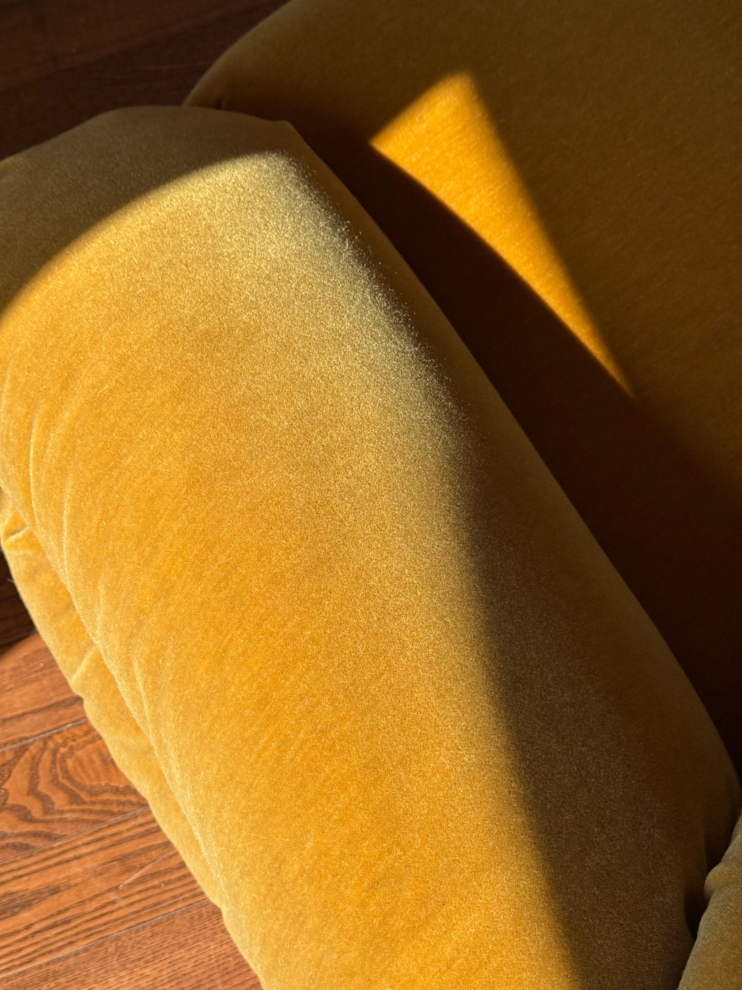 Sofá Sesann de Gianfranco Frattini para Cassina Mohair en venta