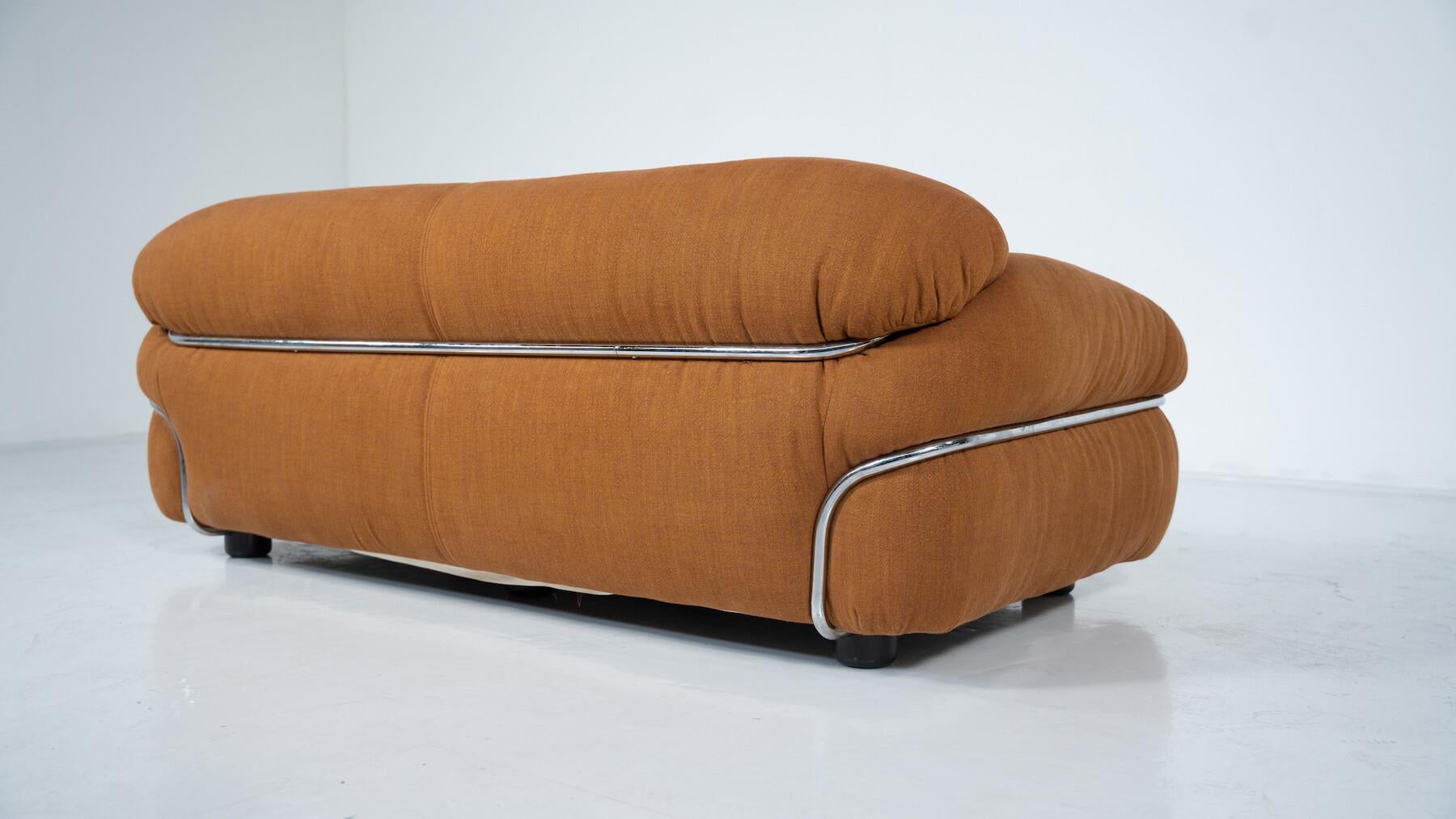 Sesann Sofa von Gianfranco Frattini für Cassina,New Upholstery, Italien, 1970er Jahre

Gianfranco Frattini (geboren am 16. Mai 1926 in Padua, Italien - gestorben am 6. April 2004 in Mailand, Italien) war ein italienischer Designer und Architekt und
