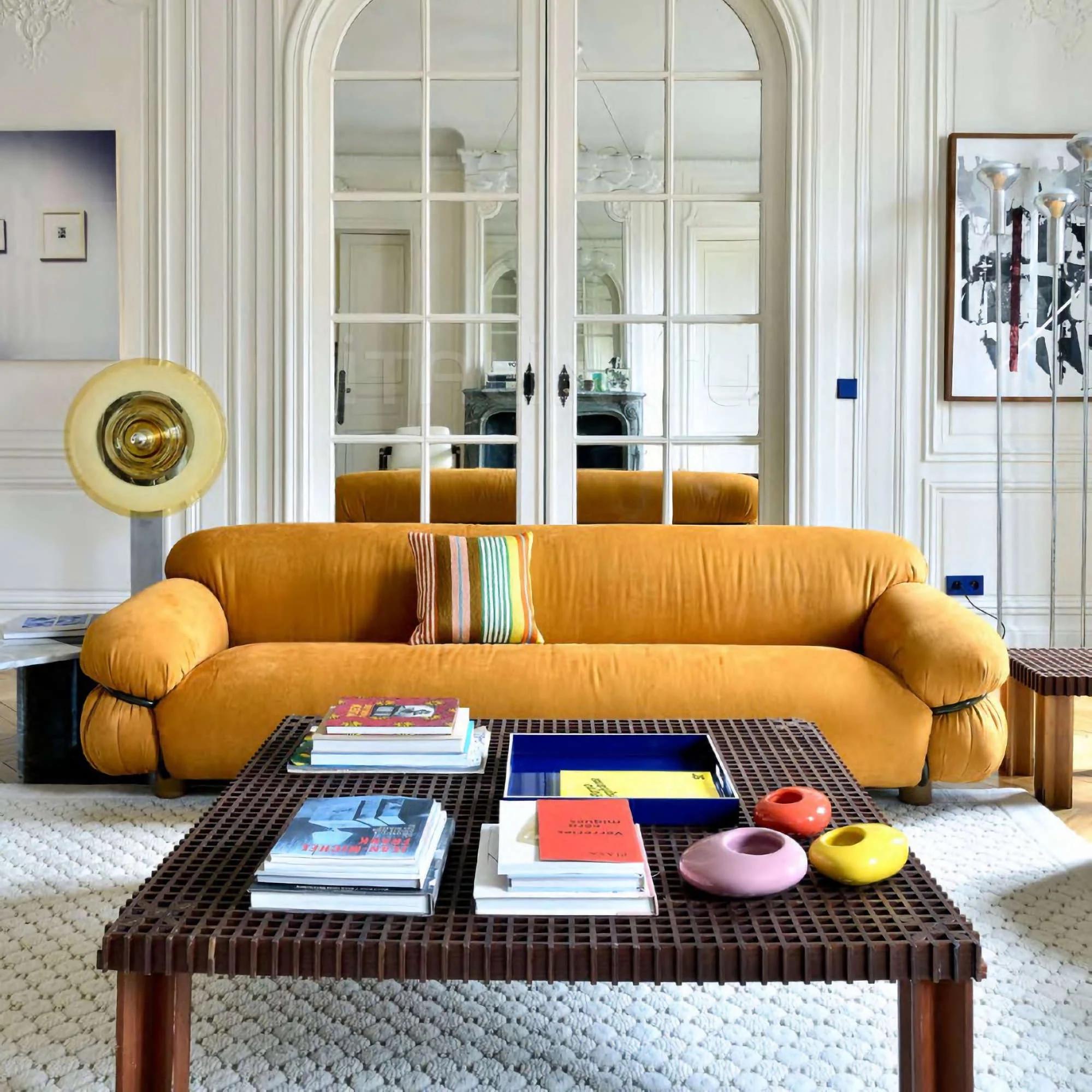 Sesann: Icon of Italian Comfort
Sesann is more than a sofa: it is a manifesto of softness and authentic comfort, designed by the master Gianfranco Frattini in the 1970s. With its enveloping and sensual forms, Sesann invites you to relax and