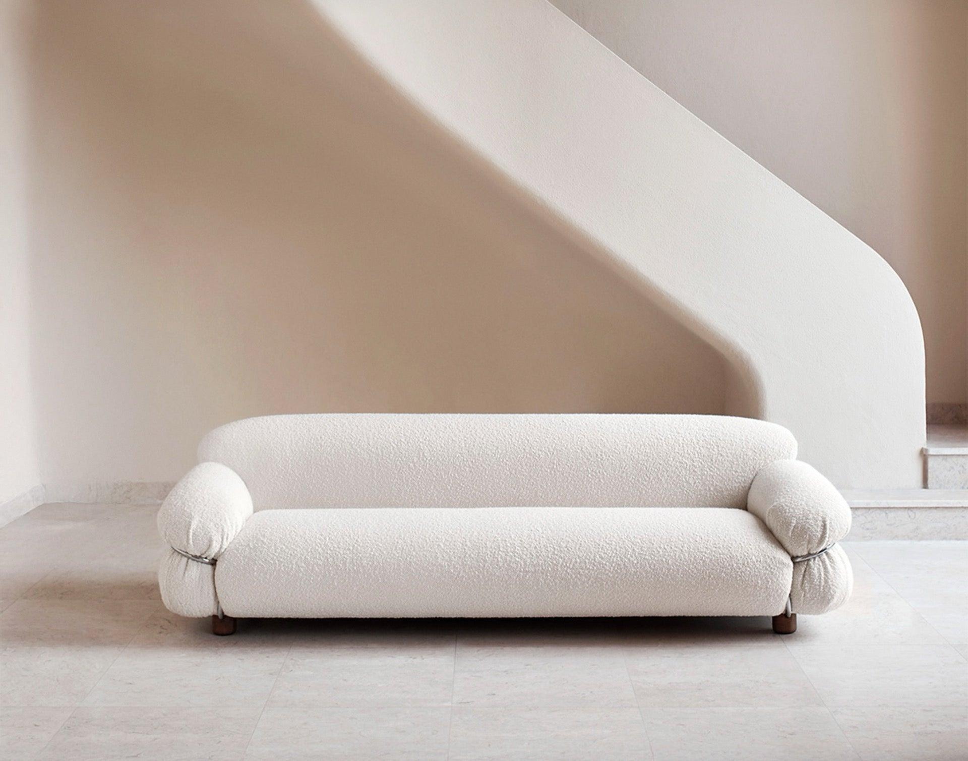 Sesann: Icon of Italian Comfort
Sesann is more than a sofa: it is a manifesto of softness and authentic comfort, designed by the master Gianfranco Frattini in the 1970s. With its enveloping and sensual forms, Sesann invites you to relax and