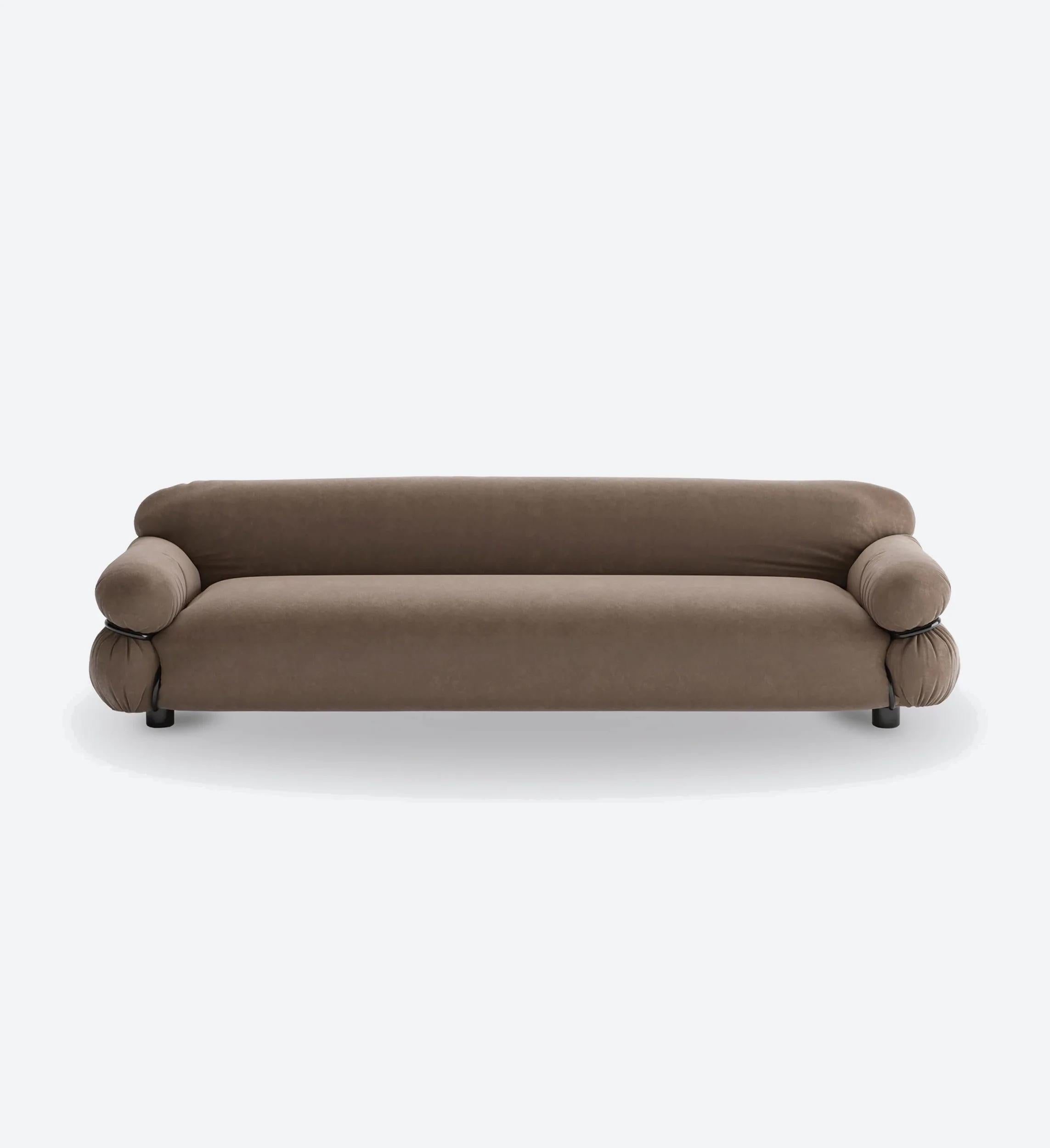 Sesann: Icon of Italian Comfort
Sesann is more than a sofa: it is a manifesto of softness and authentic comfort, designed by the master Gianfranco Frattini in the 1970s. With its enveloping and sensual forms, Sesann invites you to relax and