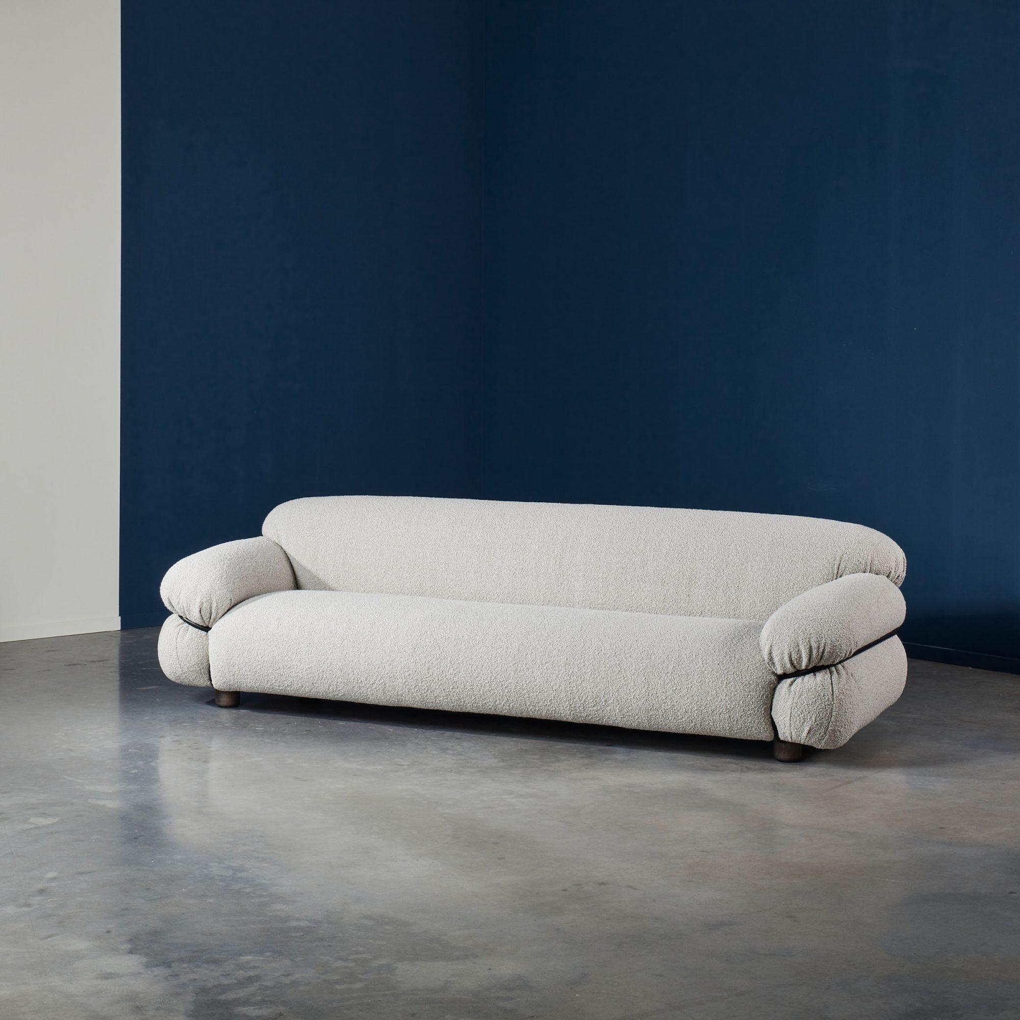 Sesann: Icon of Italian Comfort
Sesann is more than a sofa: it is a manifesto of softness and authentic comfort, designed by the master Gianfranco Frattini in the 1970s. With its enveloping and sensual forms, Sesann invites you to relax and