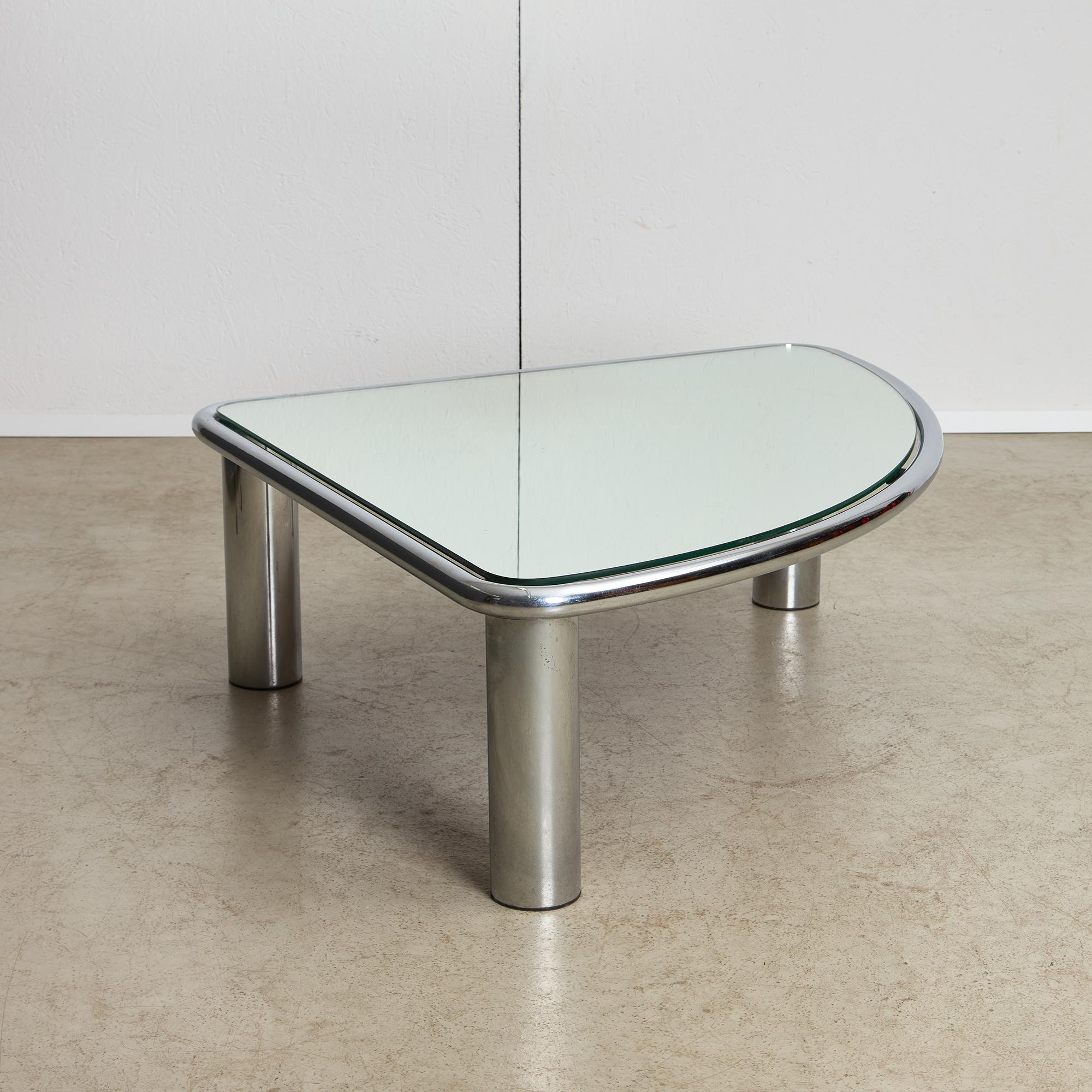 Lassen Sie sich von diesem atemberaubenden Couchtisch verzaubern, der von dem talentierten Gianfranco Frattini als Teil der berühmten Sesann-Serie aus den pulsierenden 1960er Jahren für Cassina entworfen wurde. Dieses Stück besticht durch eine