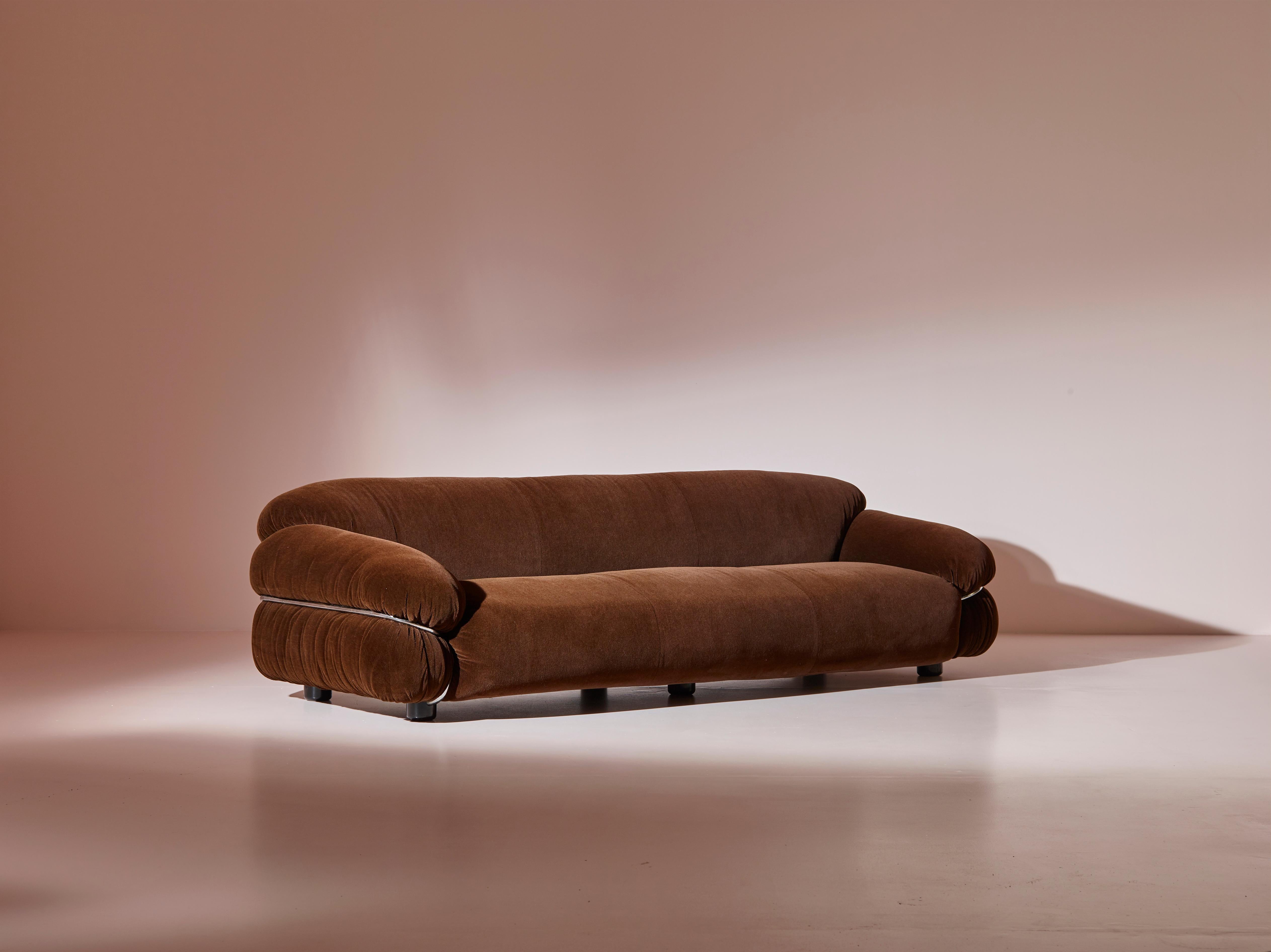 A three-seater Sesann sofa, born from the creative genius of Gianfranco Frattini for Cassina in 1970.

This sofa, meticulously preserved in its original condition, captures the essence of timeless style and functionality. With dimensions of H 27.56