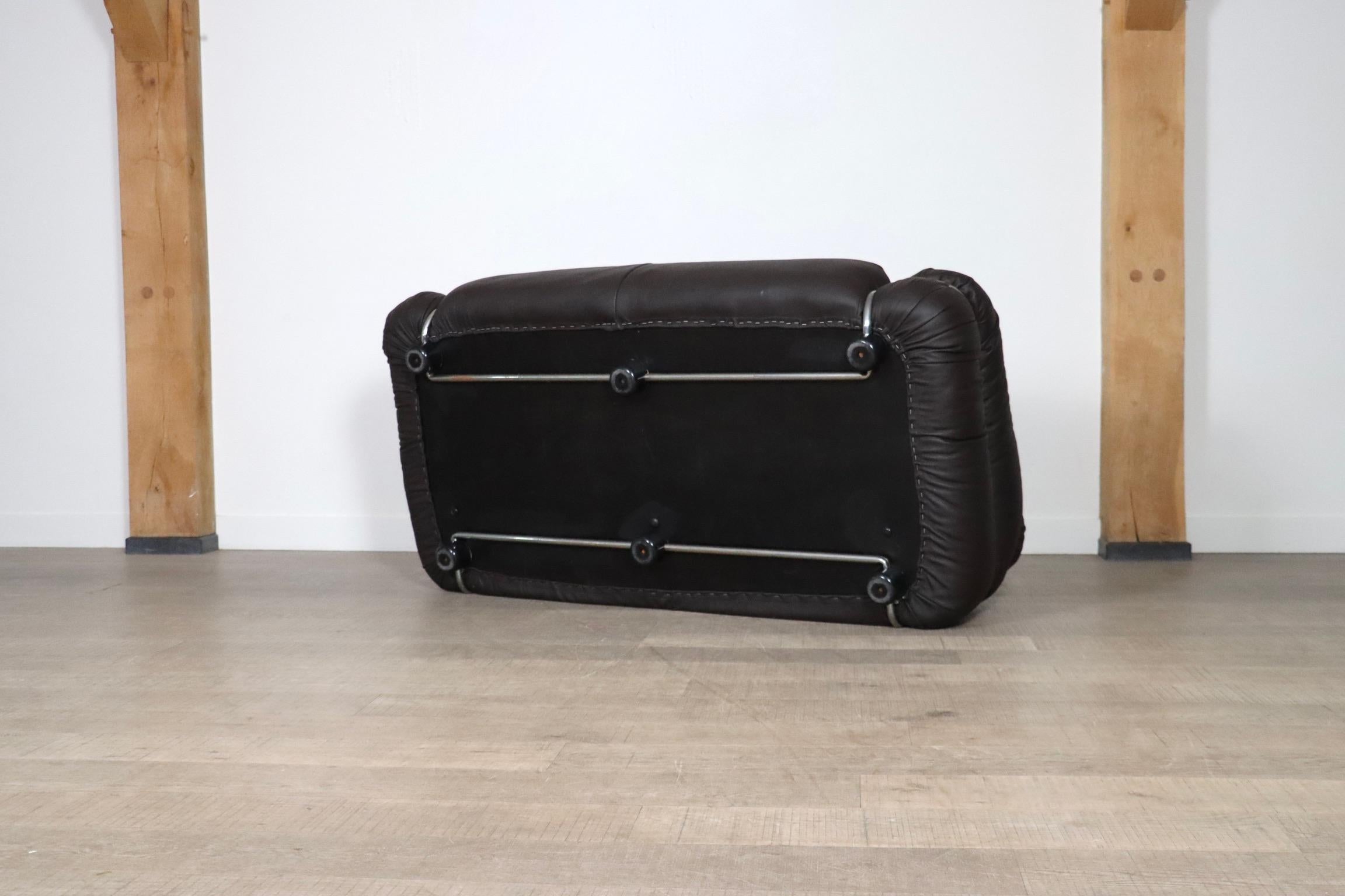 Zweisitziges Sofa Sesann von Gianfranco Frattini aus dunkelbraunem Leder für Cassina im Angebot 9