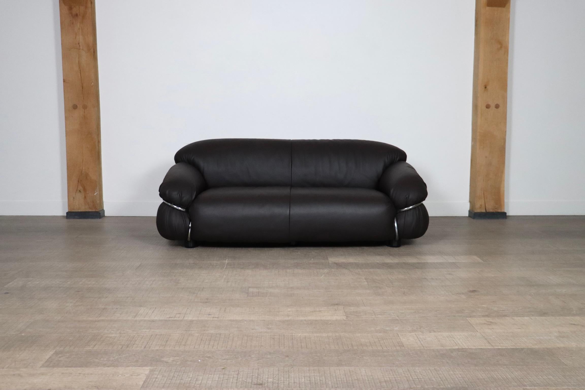 Wunderschönes 2-Sitzer-Sofa 'Sesann' aus früher Produktion, entworfen von Gianfranco Frattini und hergestellt von Cassina, Italien 1969.

Dieses superbequeme Sofa kommt in einem schönen, hochwertigen dunkelbraunen Leder, das vor kurzem neu