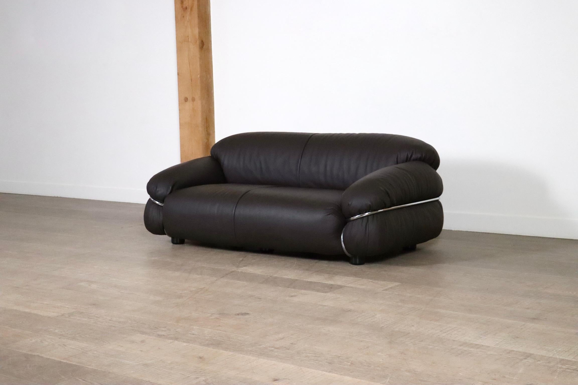 Zweisitziges Sofa Sesann von Gianfranco Frattini aus dunkelbraunem Leder für Cassina im Zustand „Hervorragend“ im Angebot in ABCOUDE, UT