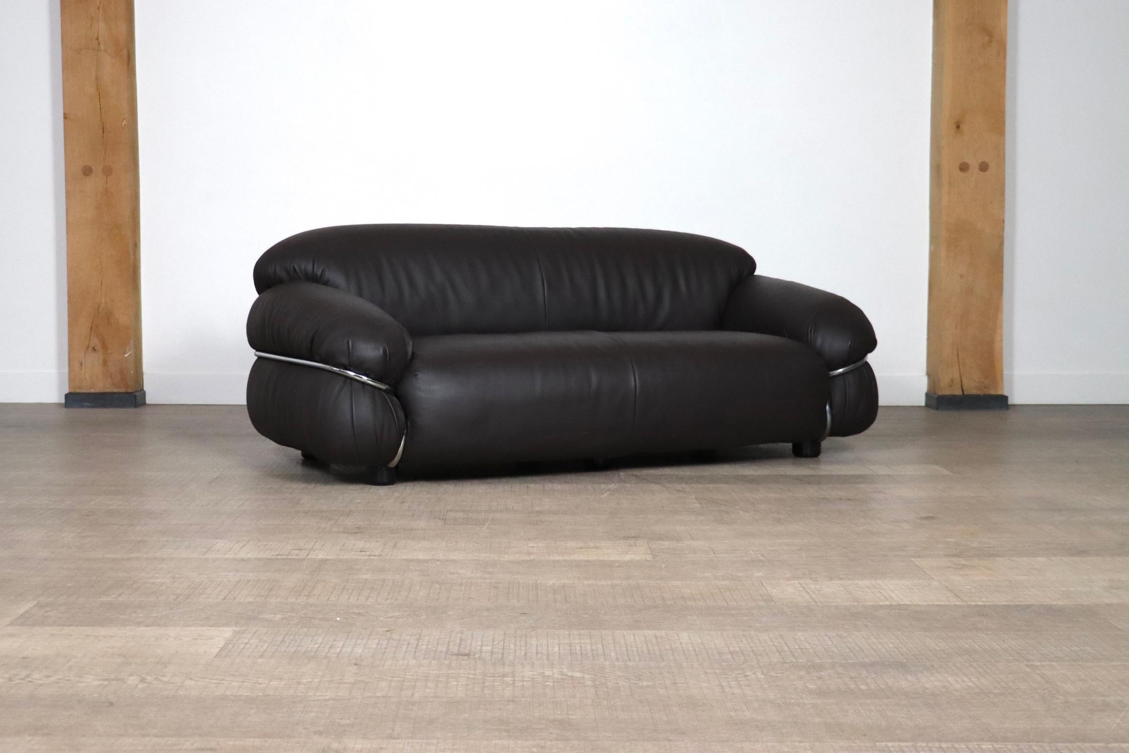 Zweisitziges Sofa Sesann von Gianfranco Frattini aus dunkelbraunem Leder für Cassina im Angebot 1