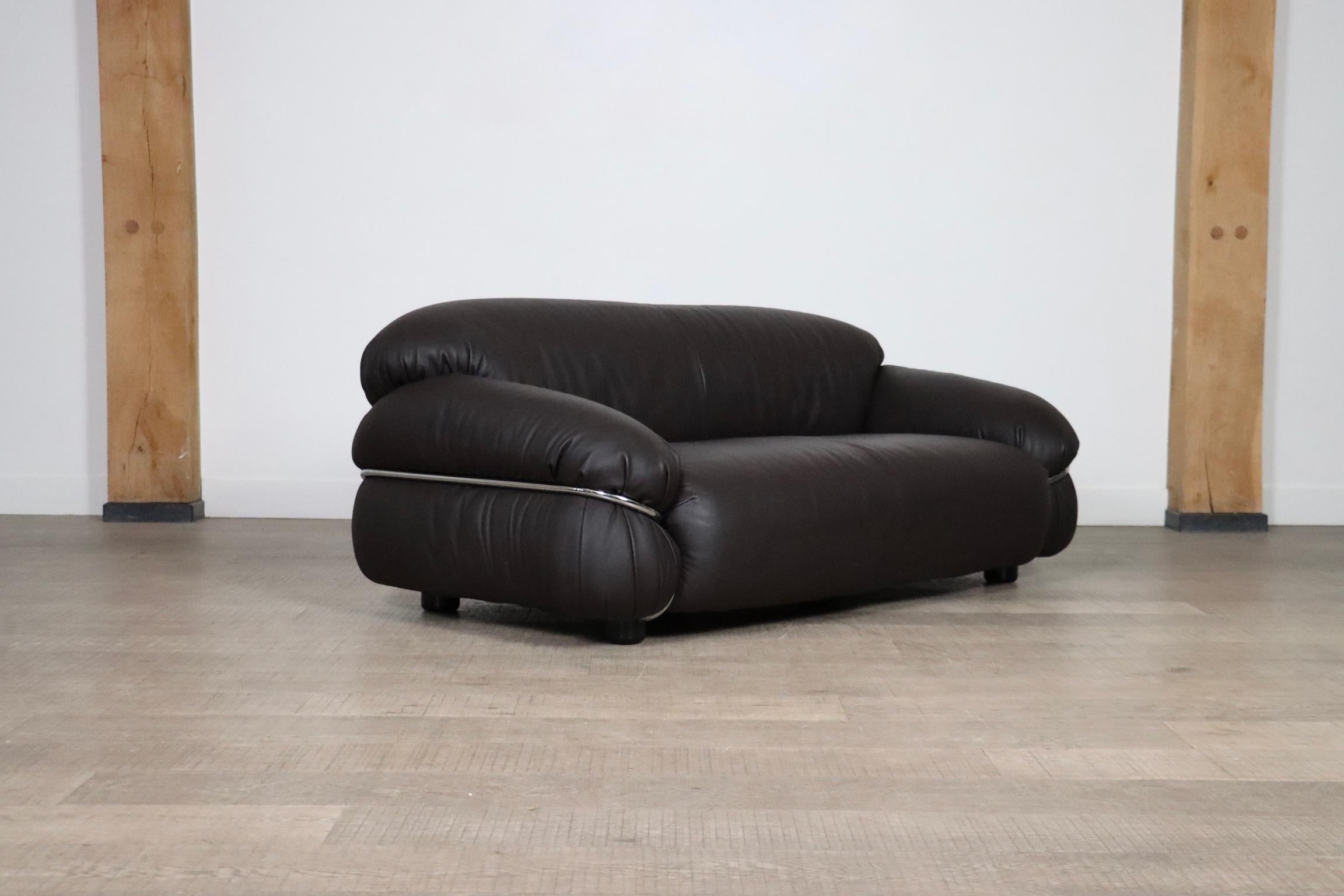 Zweisitziges Sofa Sesann von Gianfranco Frattini aus dunkelbraunem Leder für Cassina im Angebot 2