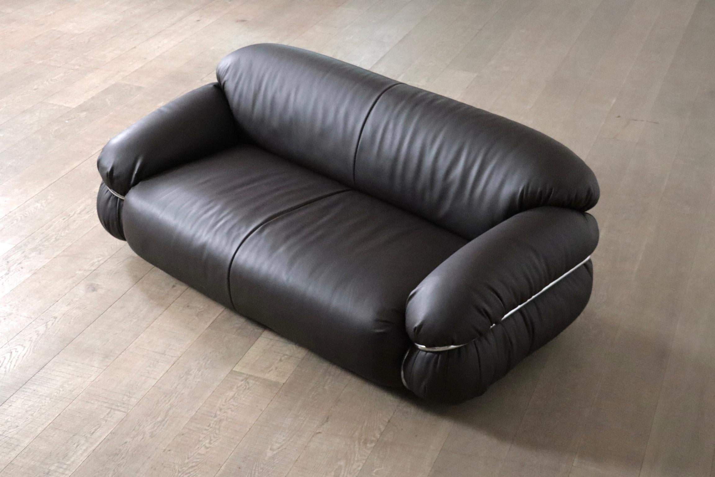 Zweisitziges Sofa Sesann von Gianfranco Frattini aus dunkelbraunem Leder für Cassina im Angebot 3