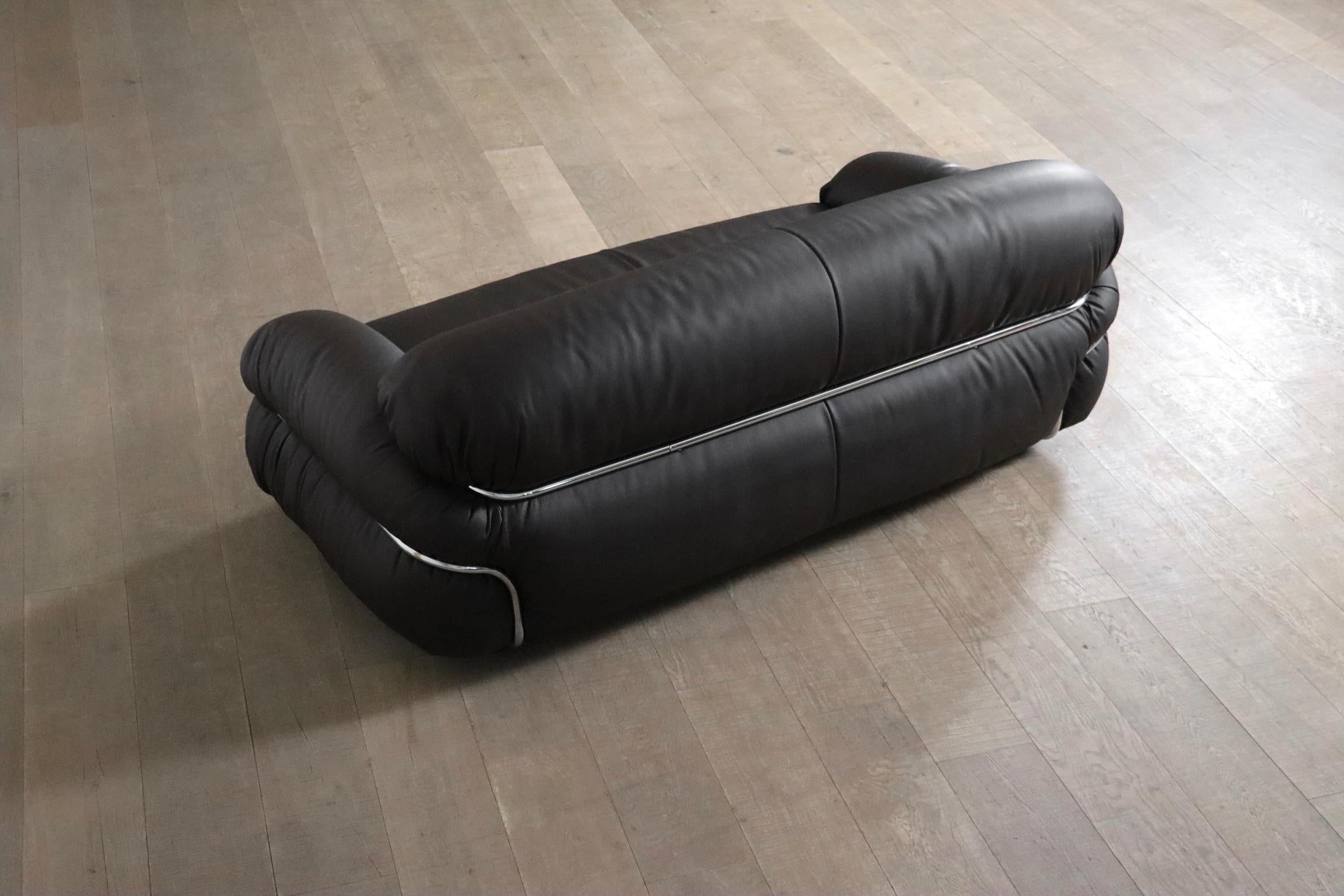 Zweisitziges Sofa Sesann von Gianfranco Frattini aus dunkelbraunem Leder für Cassina im Angebot 4