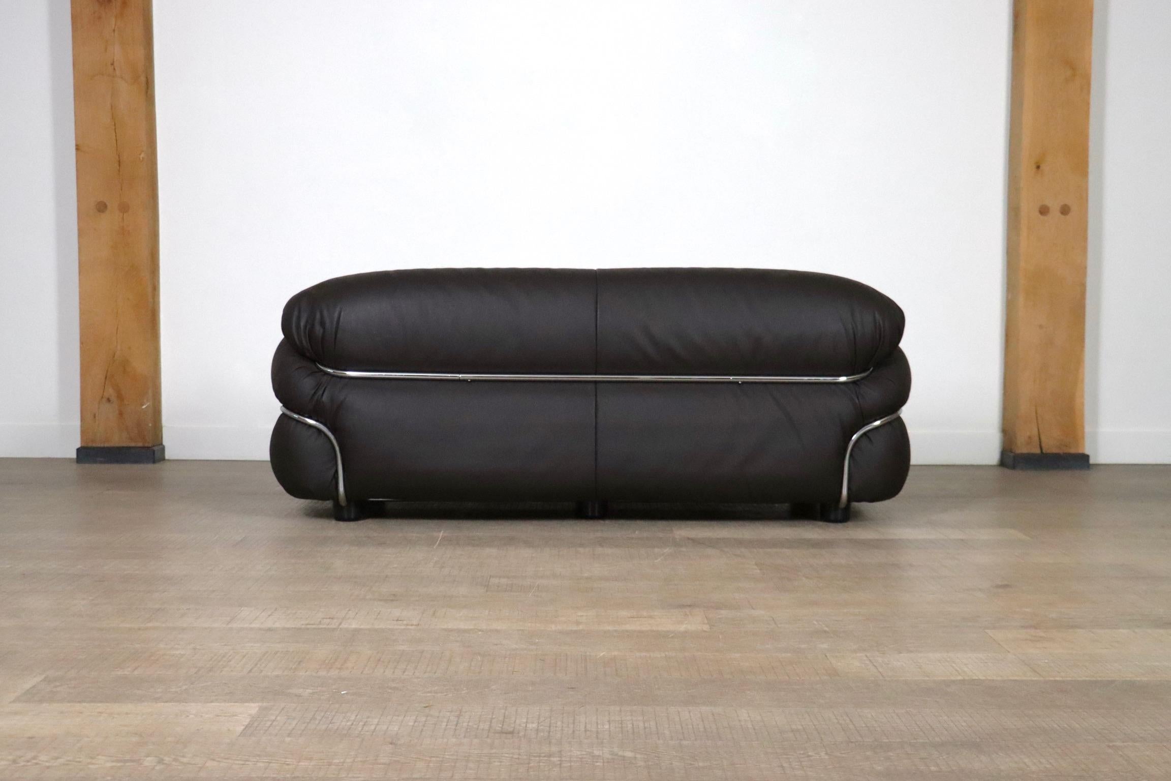 Zweisitziges Sofa Sesann von Gianfranco Frattini aus dunkelbraunem Leder für Cassina im Angebot 5