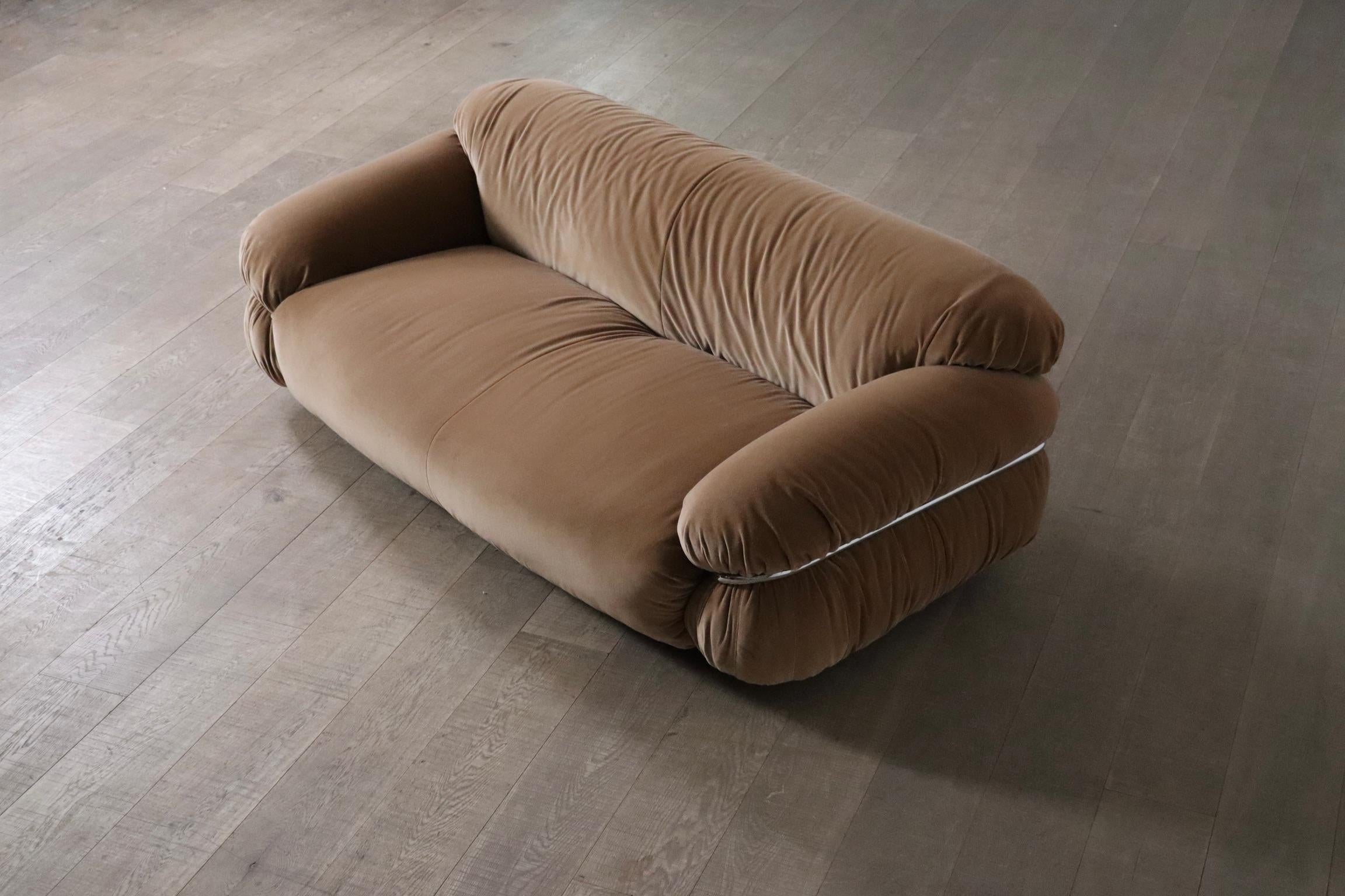 Sesann two seater sofa in velvet by Gianfranco Frattini for Cassina Italy 1969 For Sale 7