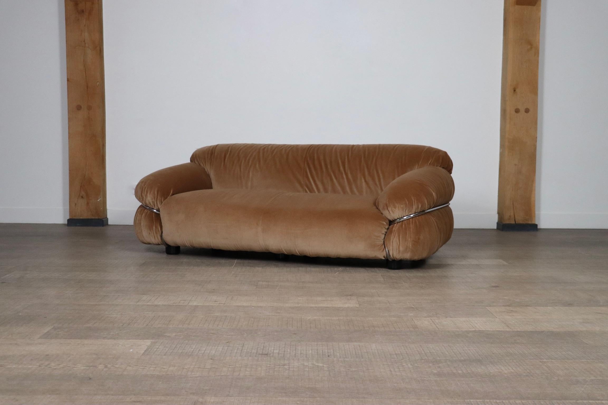 Sesann two seater sofa in velvet by Gianfranco Frattini for Cassina Italy 1969 For Sale 9