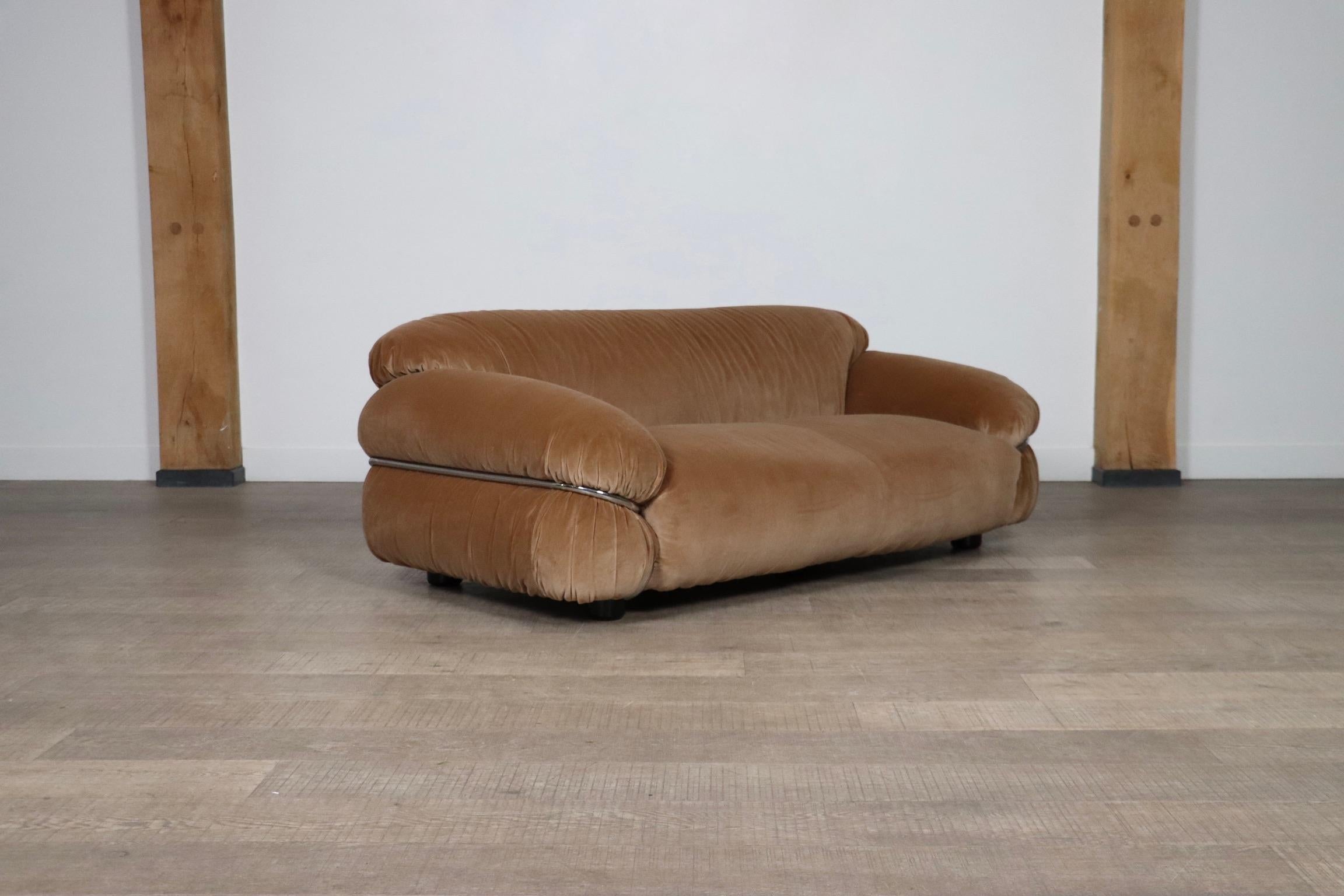 Beautiful early production two seater ‘Sesann’ sofa designed by Gianfranco Frattini and manufactured by Cassina, Italy 1969.

This super comfortable sofa has been reupholstered in a stunning cotton velvet in a color called “Dachshund”. A nice rich
