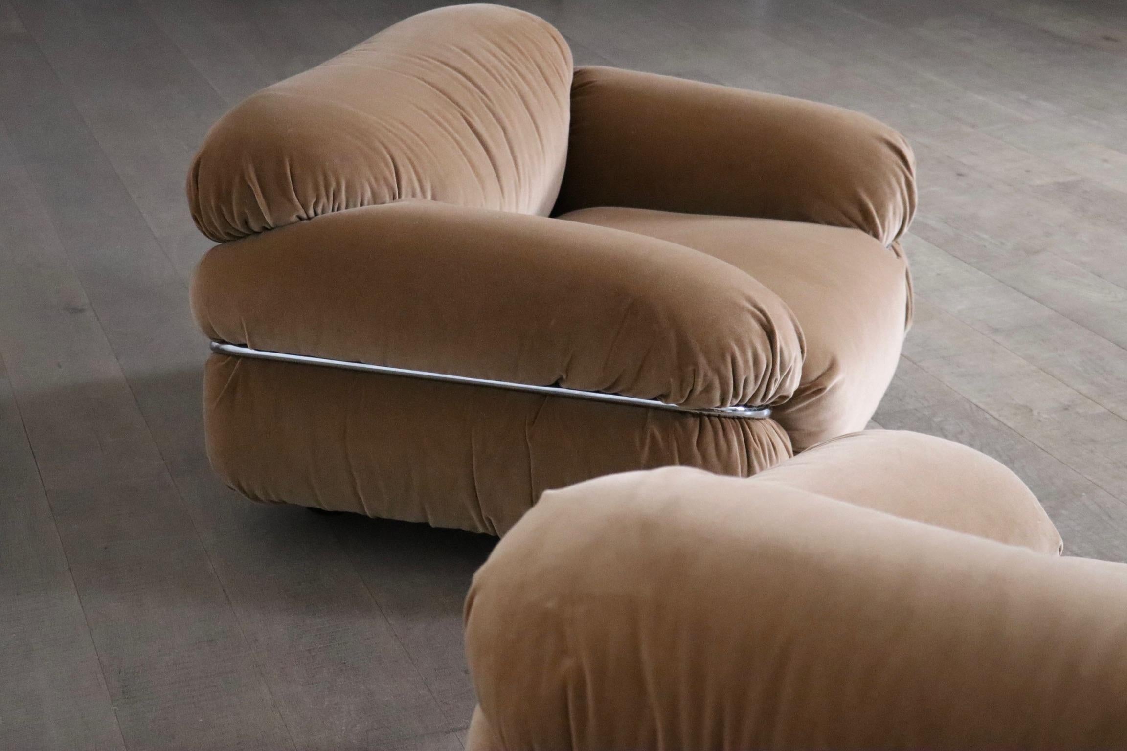 Sesann two seater sofa in velvet by Gianfranco Frattini for Cassina Italy 1969 In Good Condition For Sale In ABCOUDE, UT