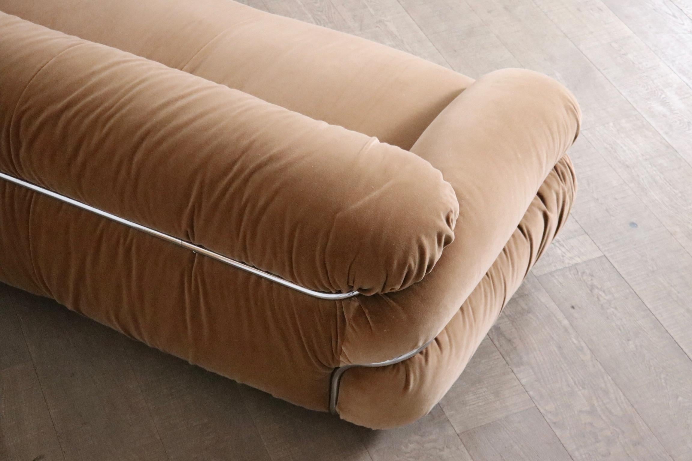 Mid-20th Century Sesann two seater sofa in velvet by Gianfranco Frattini for Cassina Italy 1969 For Sale