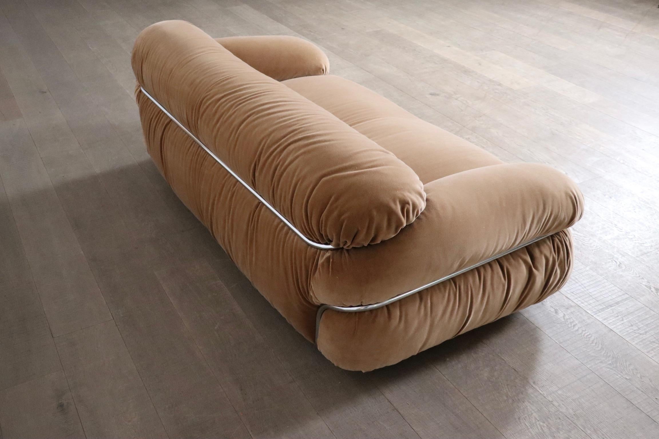 Sesann two seater sofa in velvet by Gianfranco Frattini for Cassina Italy 1969 For Sale 4