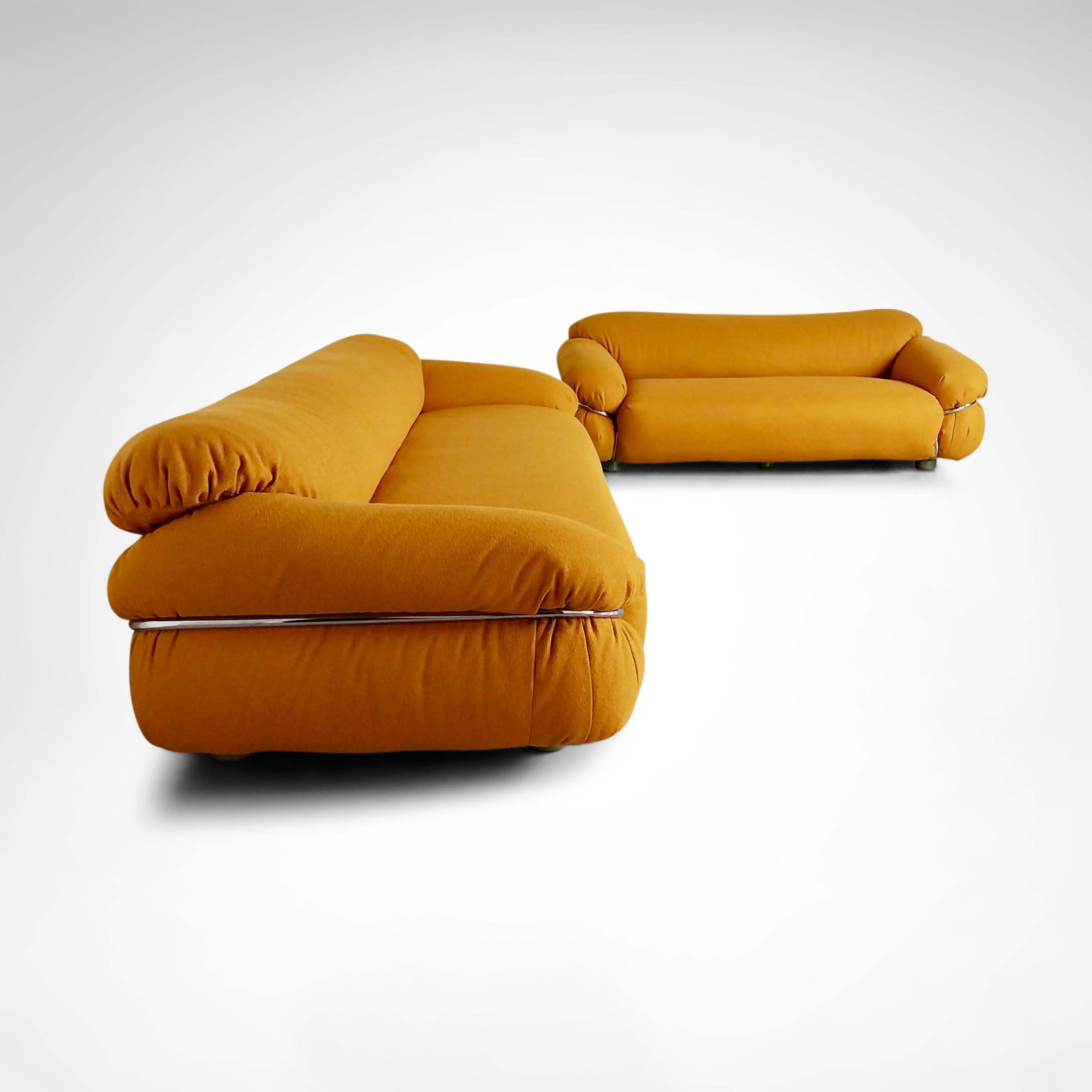 Cassina a présenté le système Sesann de Gianfranco Frattini en 1970. Le projet comprenait un fauteuil, un canapé deux places, un canapé trois places et une table basse. Sa particularité est une structure externe en acier chromé qui donne une forme