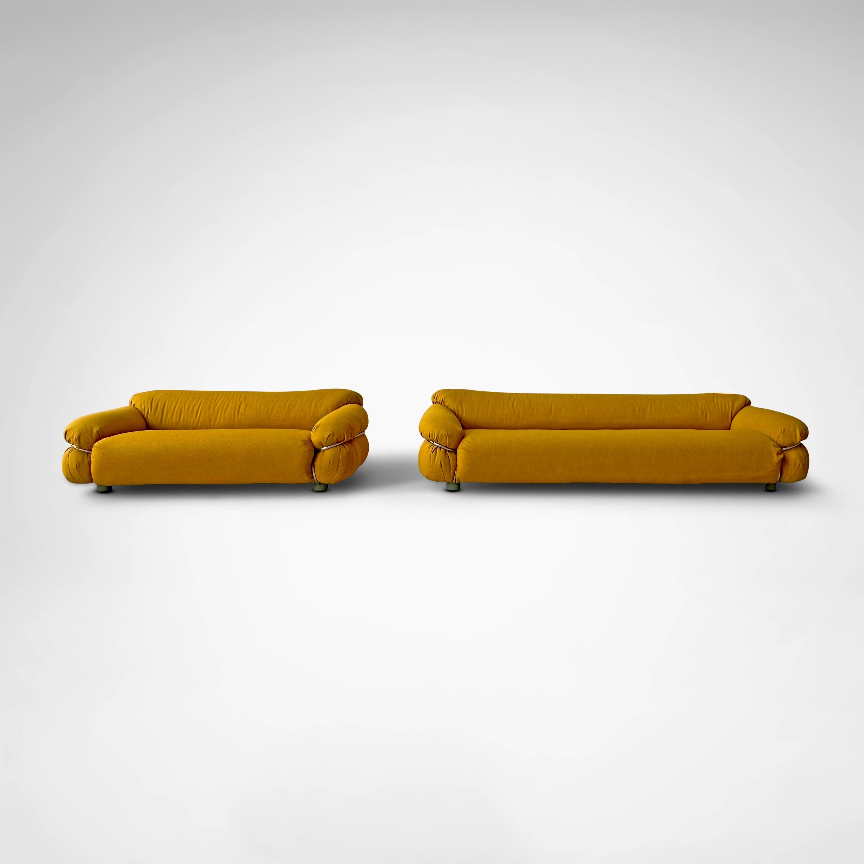 Cassina presentó el sistema Sesann de Gianfranco Frattini en 1970. El proyecto incluía un sillón, un sofá de dos plazas, un sofá de tres plazas y una mesa de centro. Su característica más destacada es una estructura externa de acero cromado que da