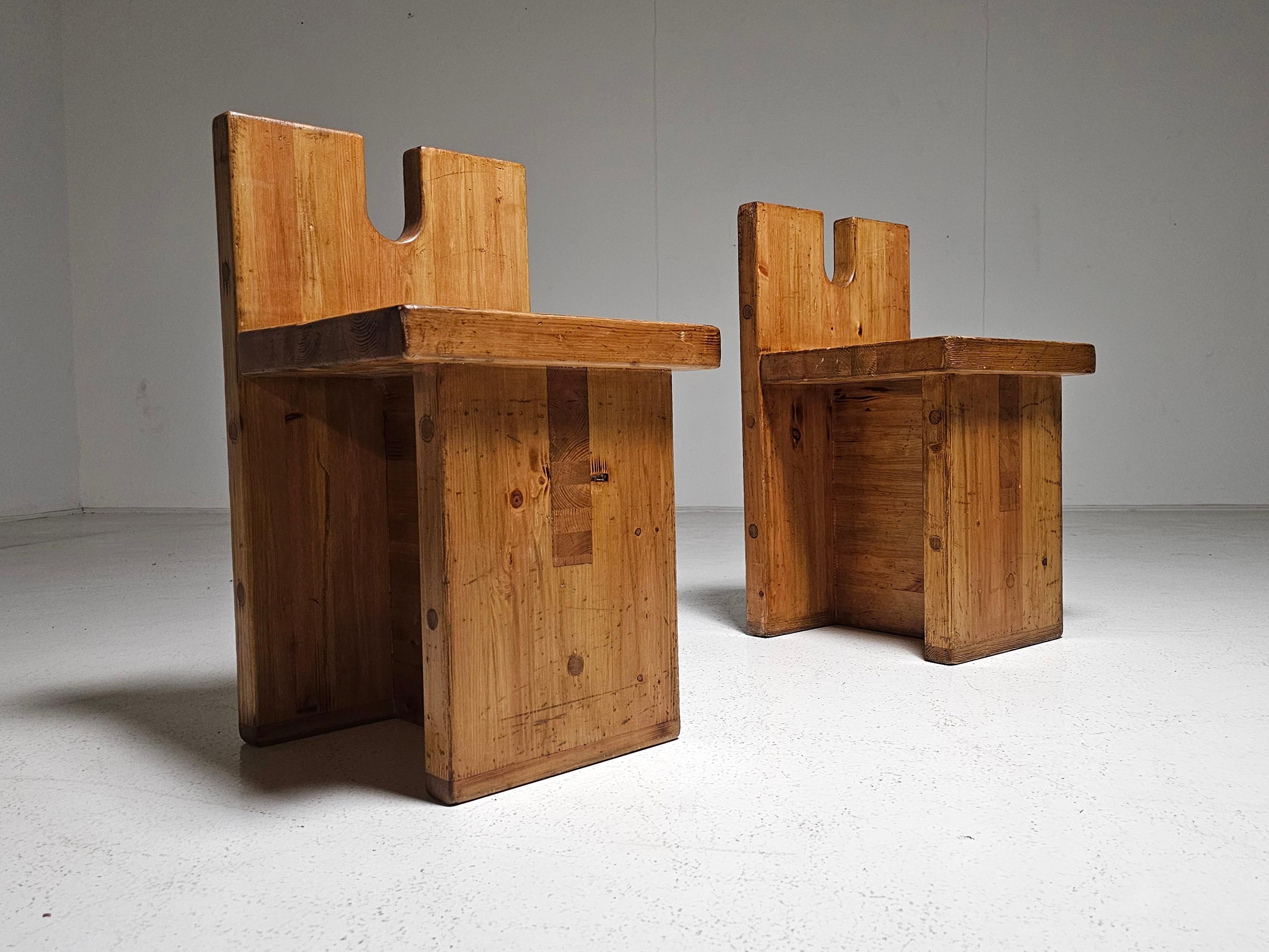 Sgabelli/Sedie SESC di Lina Bo Bardi, Marcelo Ferraz e Marcelo Suzuki. Realizzato per l'iconico centro culturale SESC Pompeia di San Paolo.

Questo raro sgabello in pino incarna lo spirito visionario dell'architetto Lina Bo Bardi e dei collaboratori