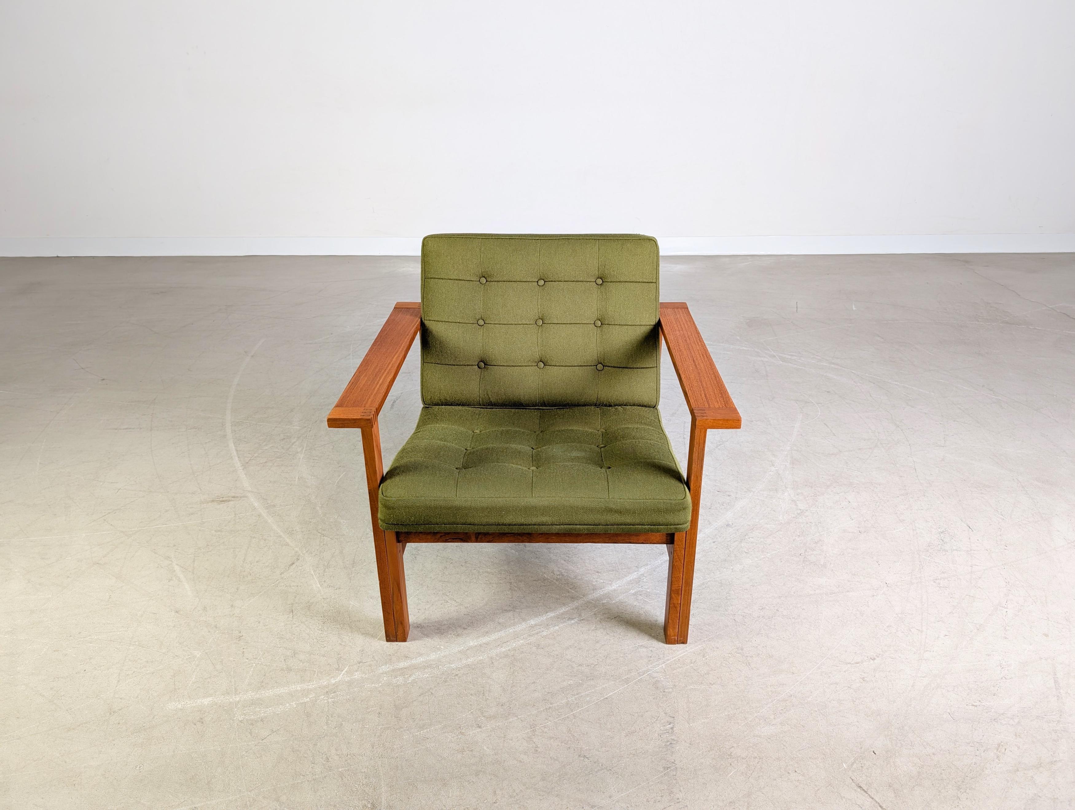 Wir bieten einen wunderschönen Vintage Teakholz Armlehnstuhl von France & Son aus den 1970er Jahren zum Verkauf an. Der Sessel wurde von Ole Gjerlov Knudson und Torben Lind entworfen und zeichnet sich insbesondere durch seine minimalistische und
