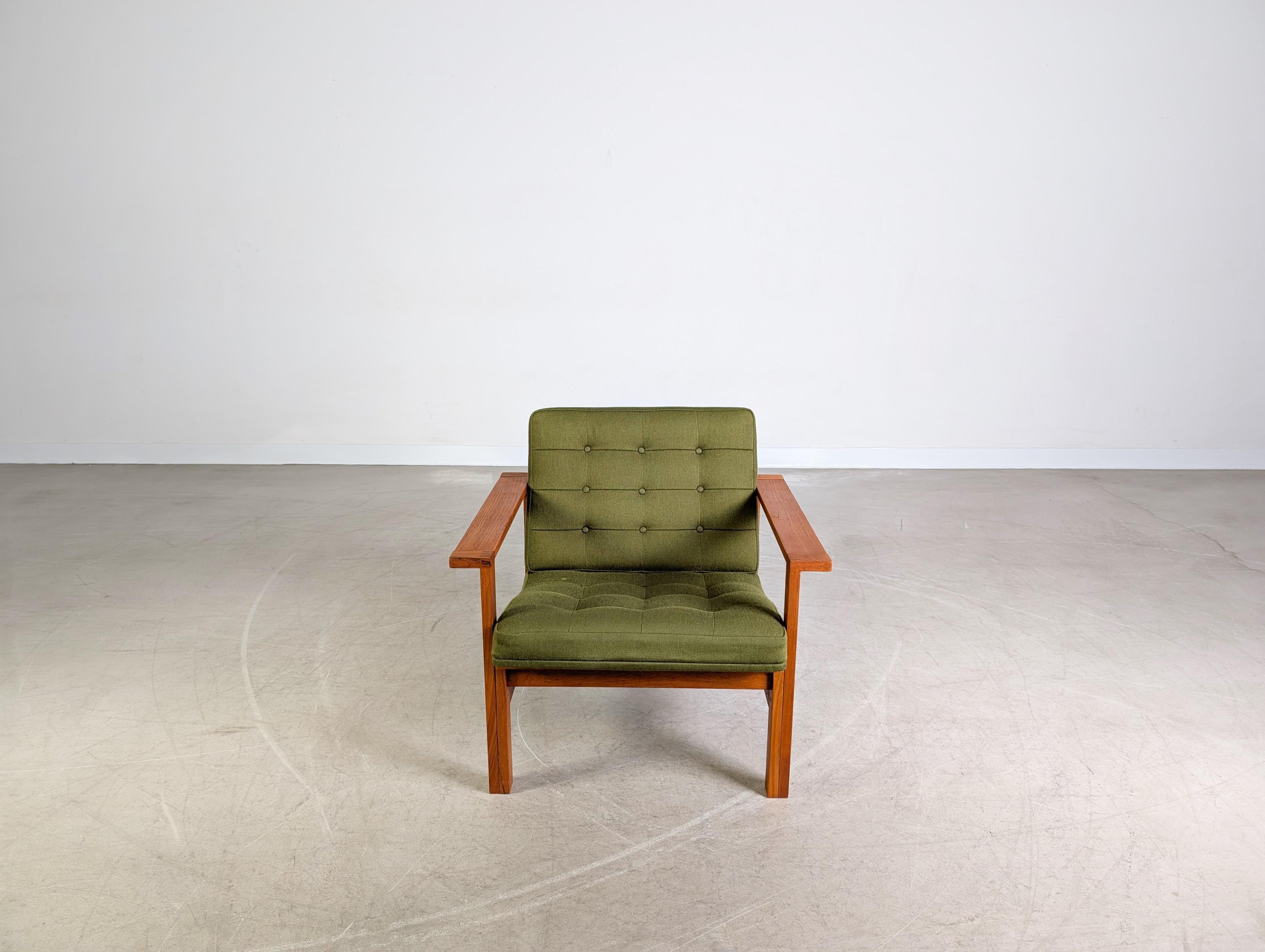 Wir bieten einen wunderschönen Vintage Teakholz Armlehnstuhl von France & Son aus den 1970er Jahren zum Verkauf an. Der Sessel wurde von Ole Gjerlov Knudson und Torben Lind entworfen und zeichnet sich insbesondere durch seine minimalistische und