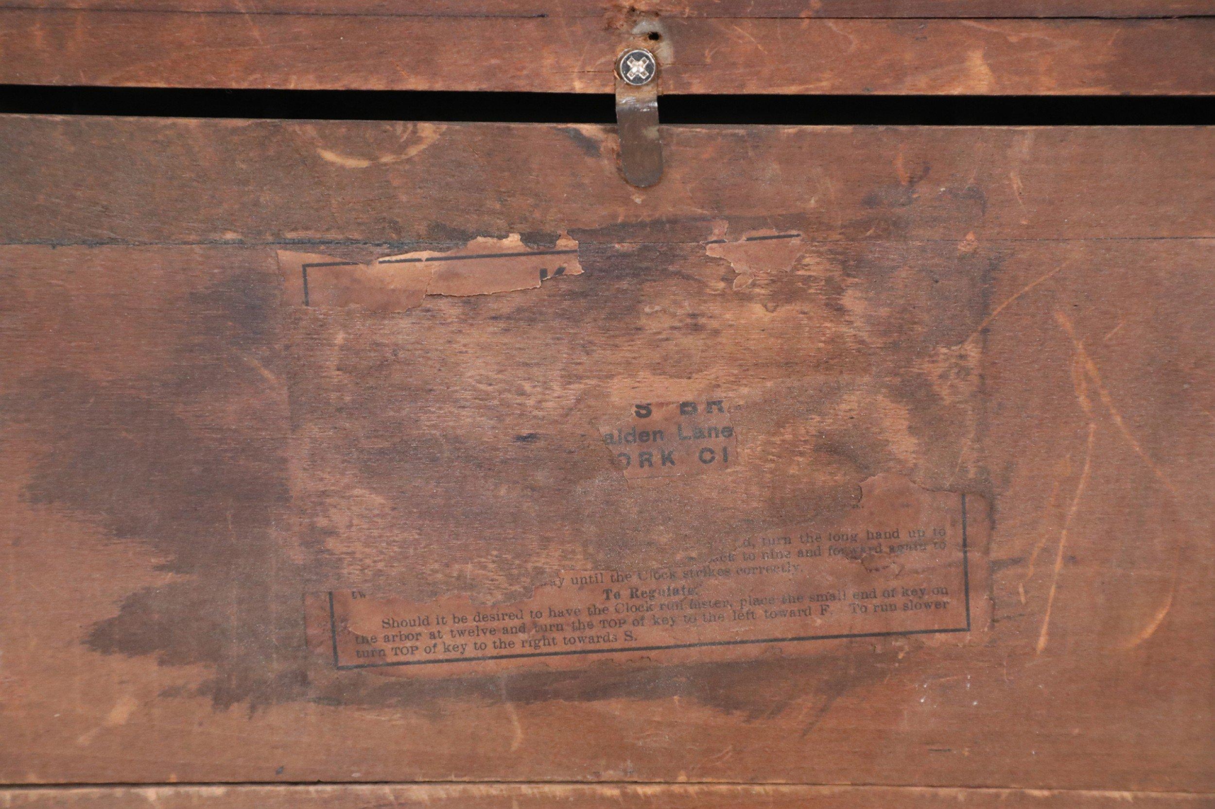 Amerikanische viktorianische Kaminsimsuhr mit einem Gehäuse aus ebonisiertem Holz und einem Zifferblatt aus weißer Emaille und Messing, flankiert von Bronzesäulen, die mit einer roten Marmorimitation gekrönt sind, mit geformten Bronzegriffen, Füßen