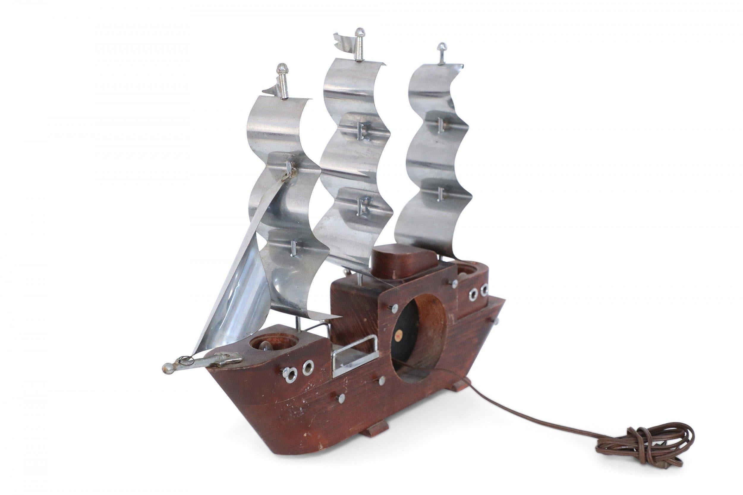 United Mid-Century Clipper Ship Electrified Tischuhr, Sitzungen, Vereinigte Mid-Century (Metall) im Angebot
