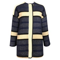 Sessun - Manteau Skoura - Laine mélangée mohair rayée marine + crème + bouton en cuir
