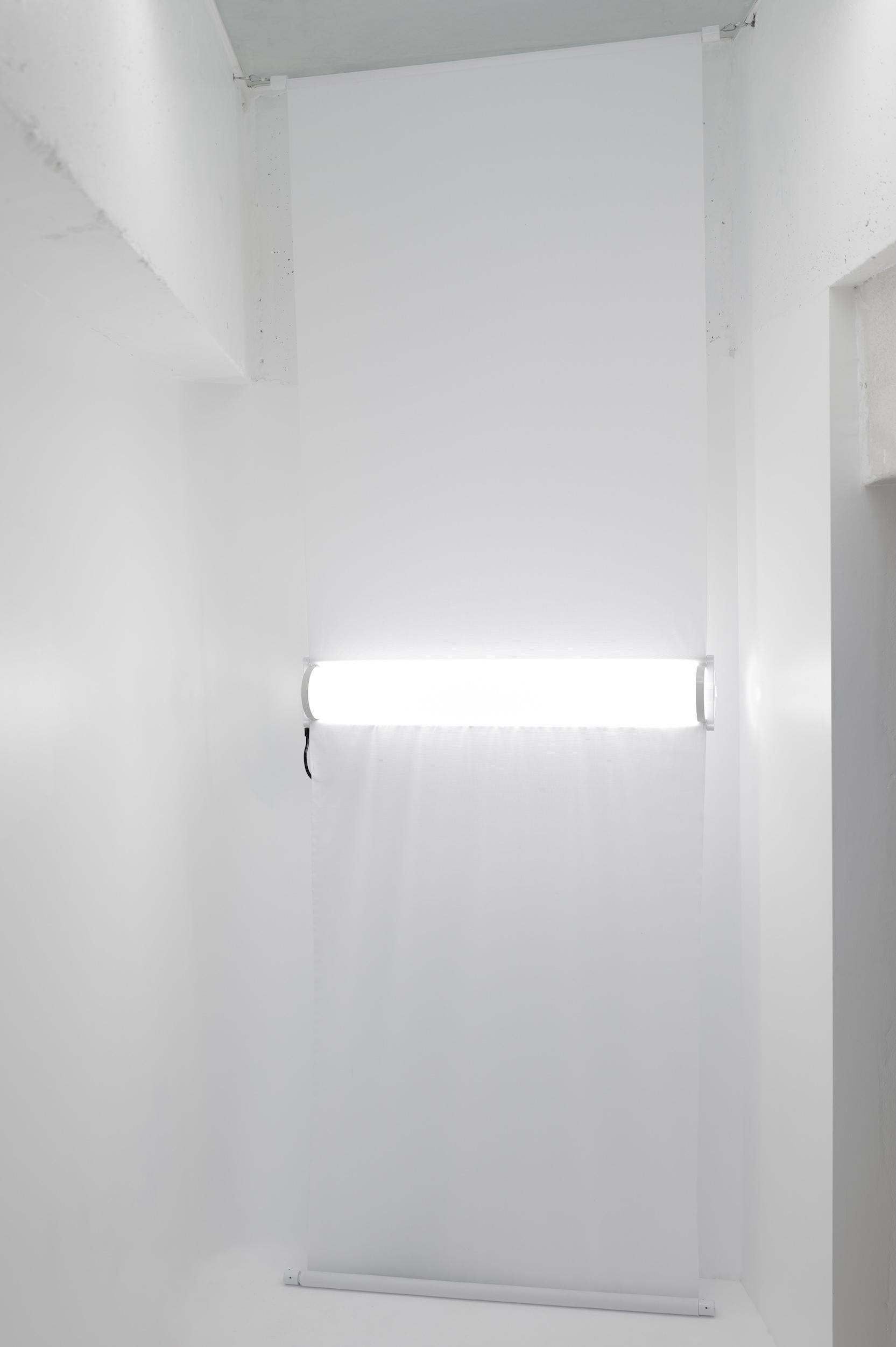 Floor to ceiling light by Silvio Coppola for Artemide, Italy
Sesta model in perpex, fabric and white varnished metal
Variable height among : 157 to 400 cm