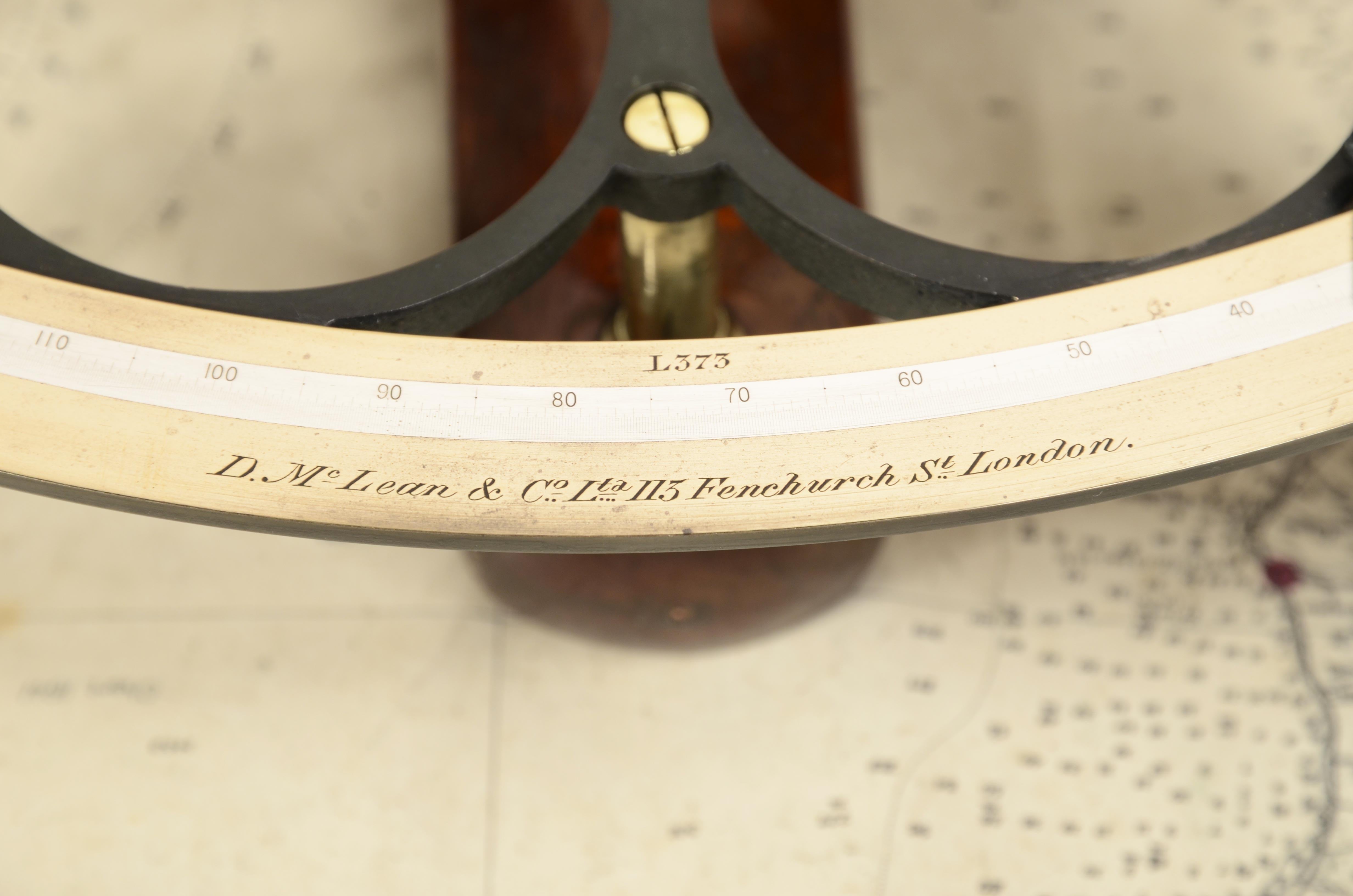 Sextant en laiton bruni D. Mc Lean & Co  Lta 113 Frenchurch  St. Londres, datable vers la fin du 19e siècle, instrument complet avec optique et logé dans sa boîte carrée d'origine en acajou avec charnières, crochets de verrouillage et poignée  en