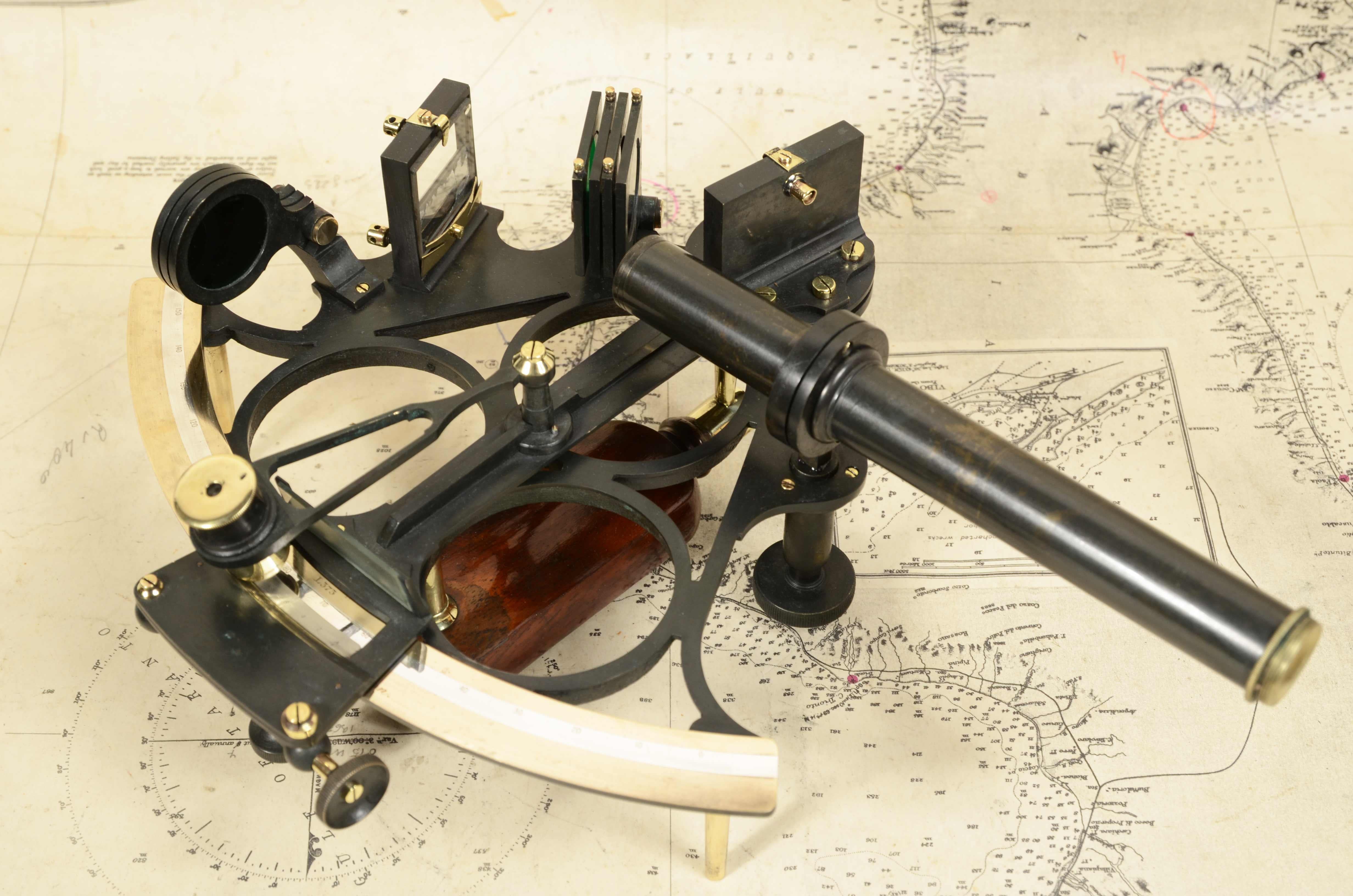 Laiton Sextant en laiton bruni D. Mc Lean & Co  Lta 113 Frenchurch  St. Londres 1890 en vente