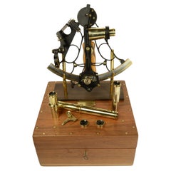 Sextante de latón bruñido firmado Heath Co Eltham Londres segunda mitad s. XIX.