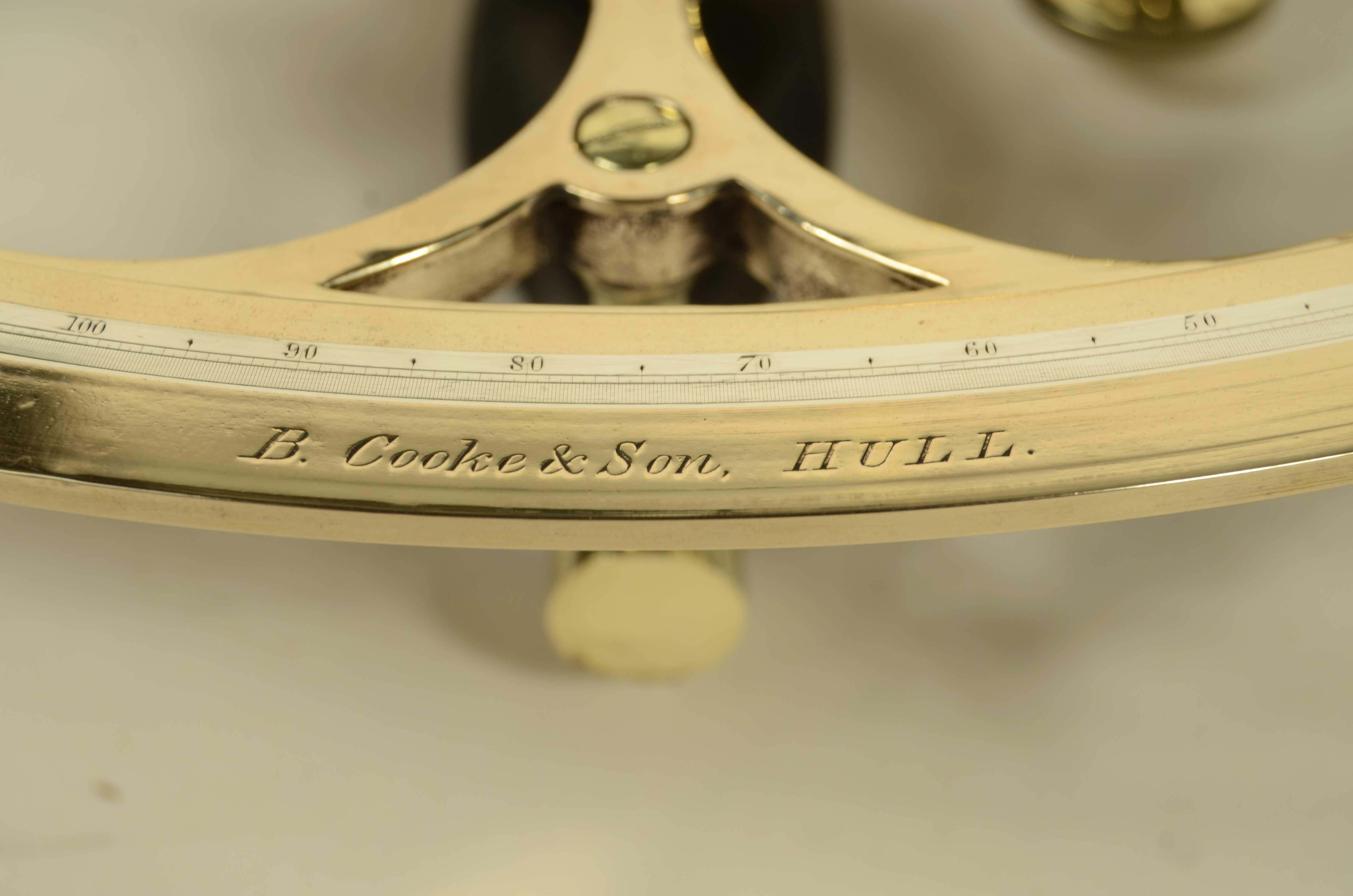 Sestante in ottone firmato B. Cooke & Son Hull, della seconda metà del XIX secolo e alloggiato nella sua scatola originale in legno di mogano con maniglia, cerniere e ganci di chiusura in ottone, completa di serratura con chiave . Lembo e verniero