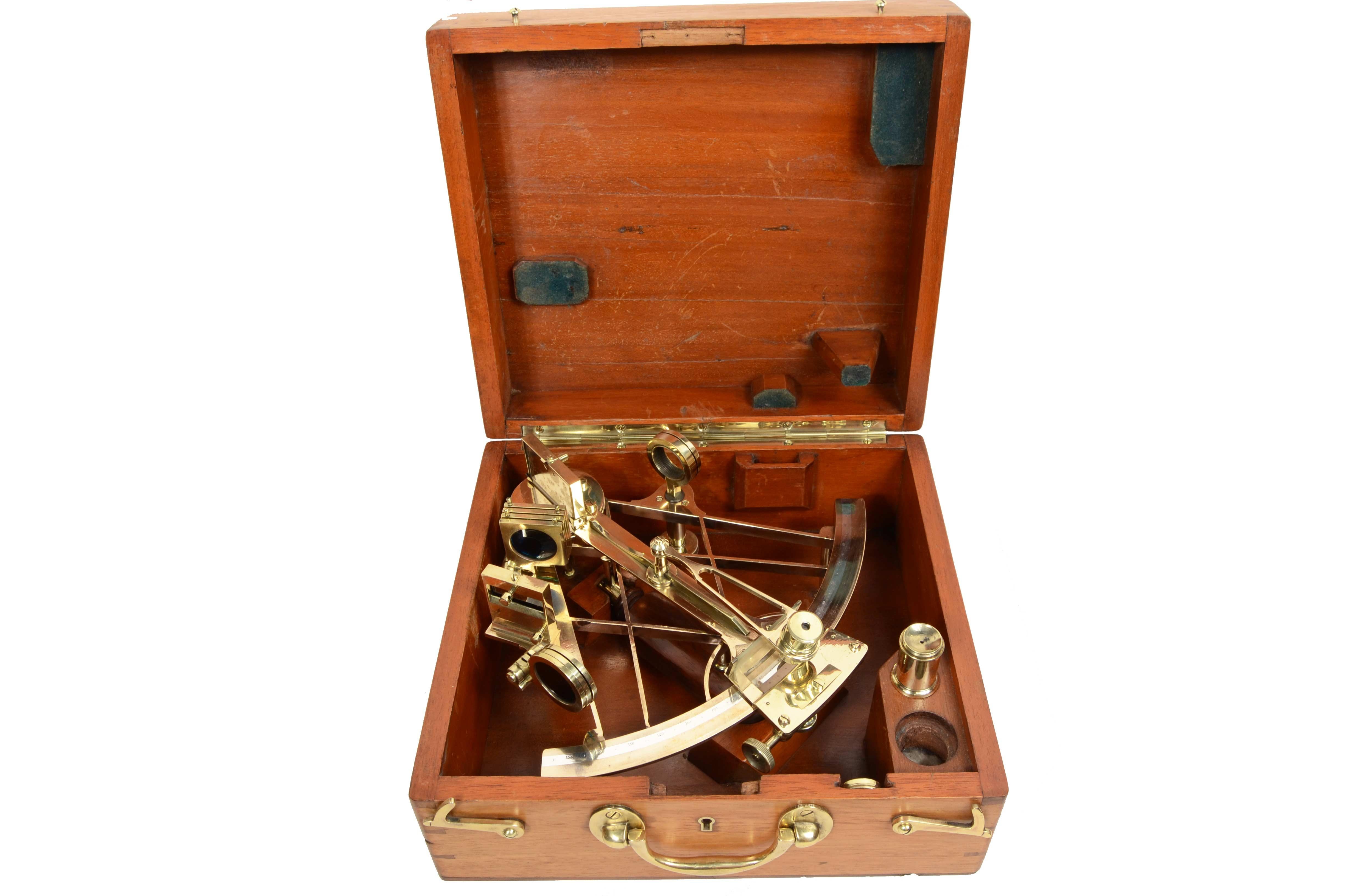 Brass sextant signed Heath & C. Crayford London from the second half of the 19th century, housed in its original mahogany box, with brass hooks, handle, and hinges. Silver flap and vernier, wooden handle, 3 colored glasses for fixed mirror and 4 for