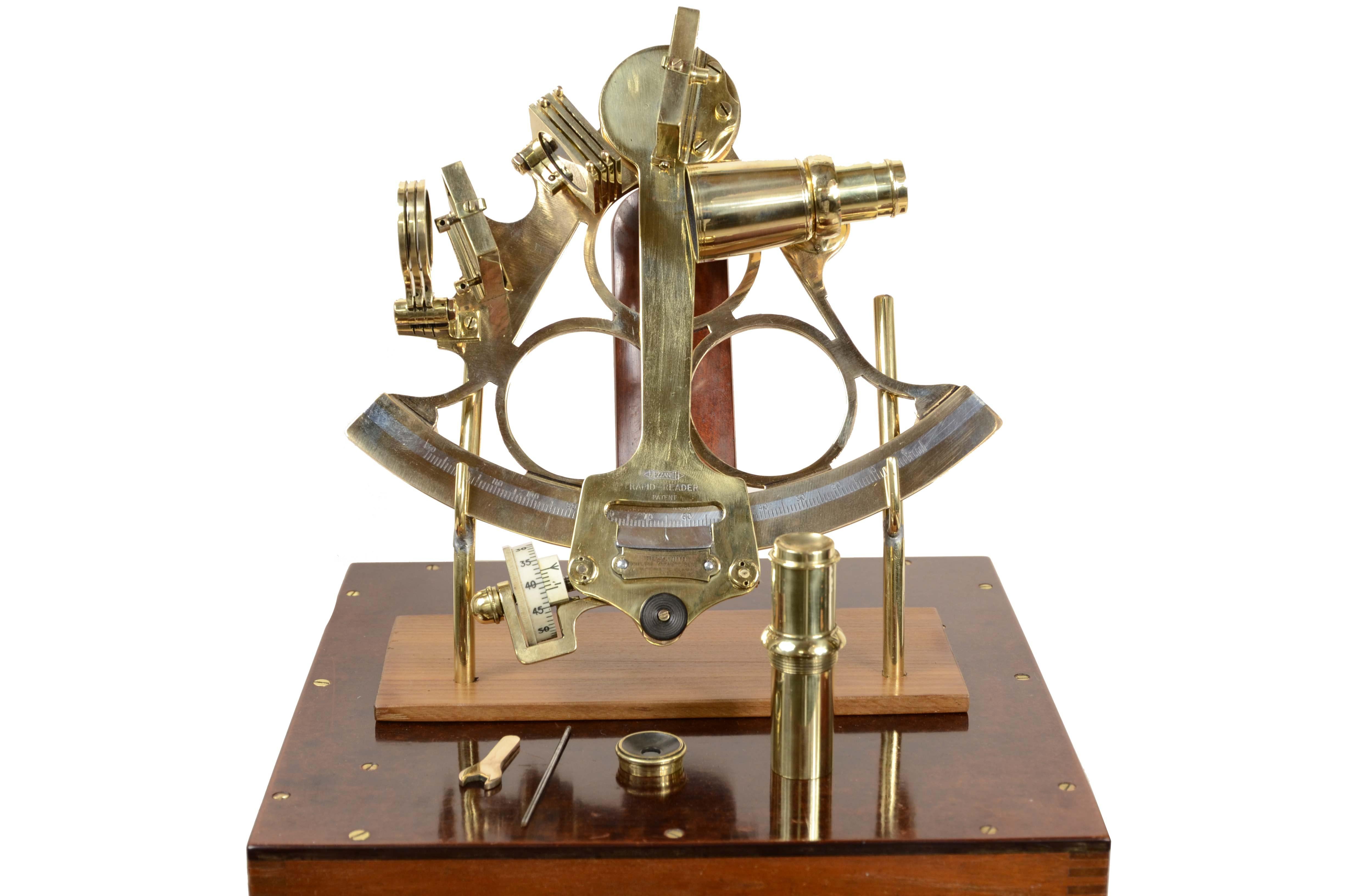 Sestante in ottone firmato HEATH & C Ltd New Heltham London azienda costruttrice di strumenti scientifici fondata nel 1845  e attiva fino al 1937.
Modello  HEZZANITH Endlos-Schnellleser Automatische Klemme Patent  dei primi del '900.
Lo strumento è